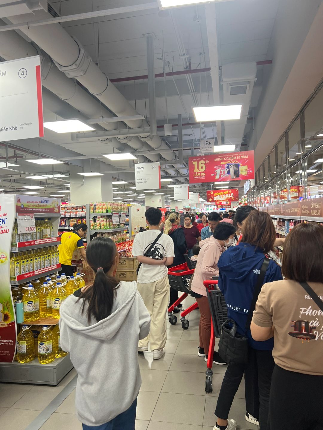 Hanoi-Lotte Mart shopping experience, one of the shopping malls in Hanoi, with many big brands