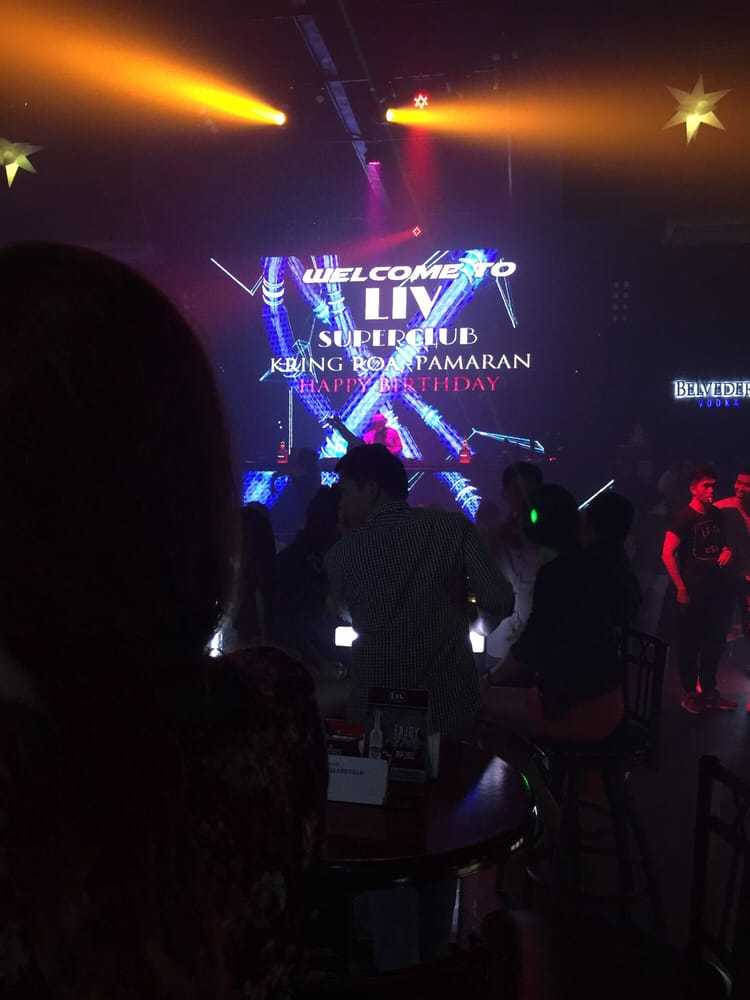 Cebu-Cebu LIV Super Club, DJ plays music on the stage and sways on both sides of the venue