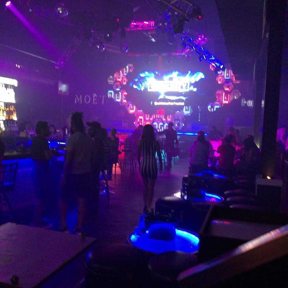 Cebu-Cebu LIV Super Club, DJ plays music on the stage and sways on both sides of the venue