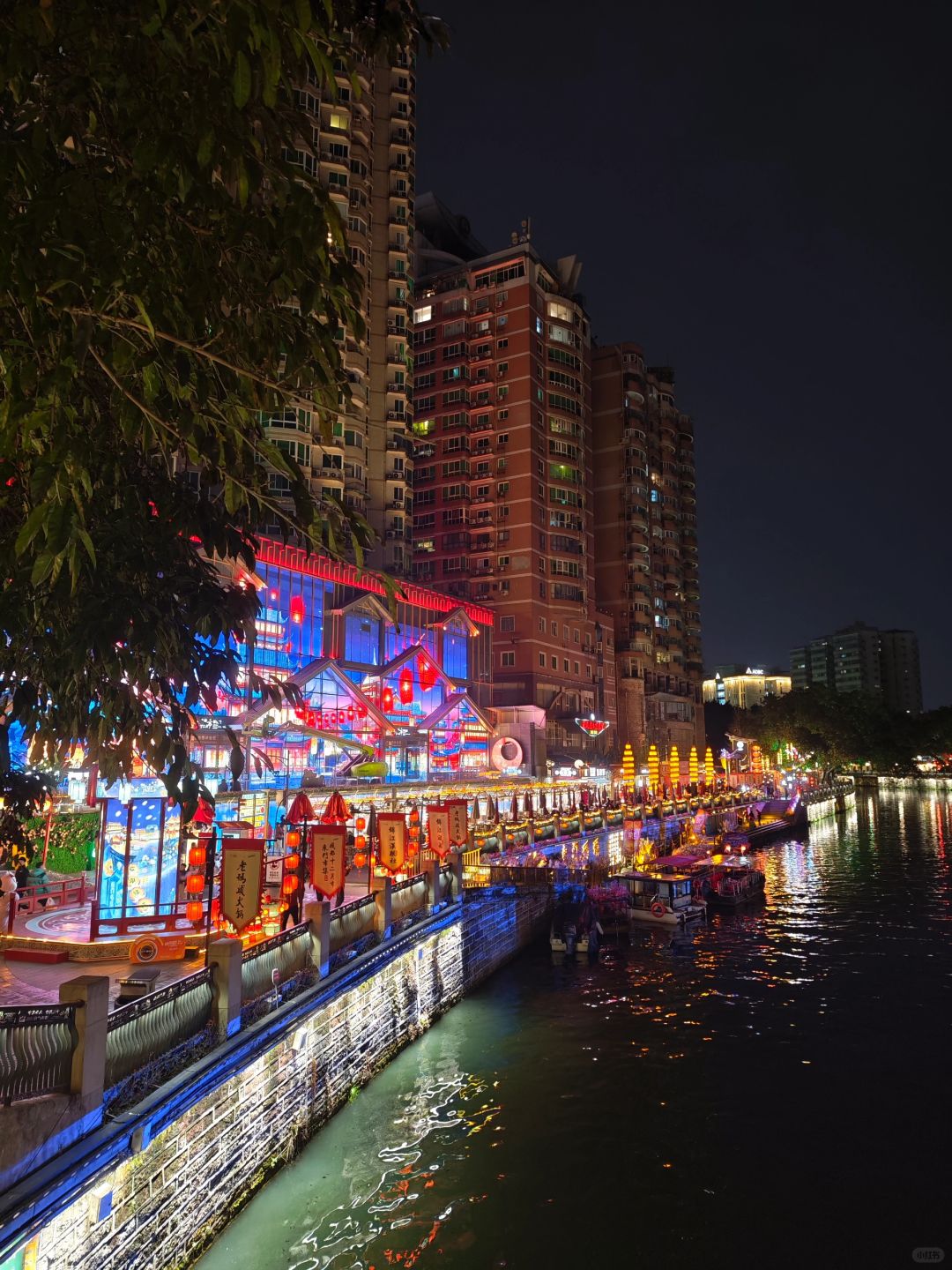 Chengdu/Chongqing-The bars near Chengdu East Gate wharf are very busy, but there are too many people!