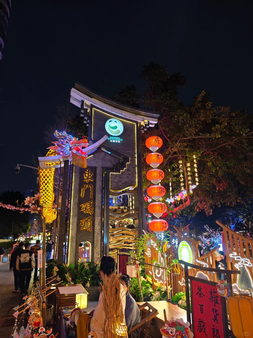 Chengdu/Chongqing-The bars near Chengdu East Gate wharf are very busy, but there are too many people!