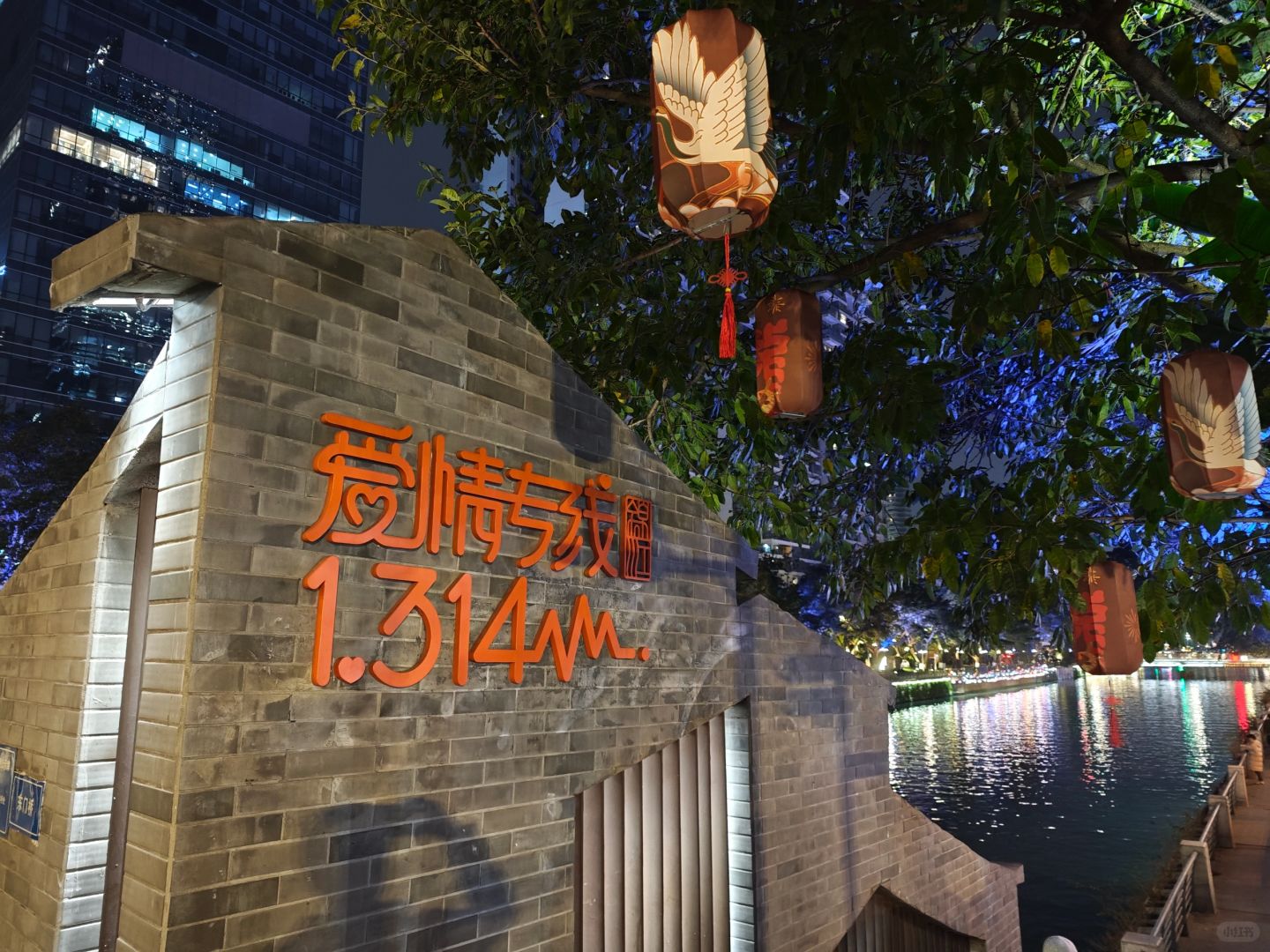 Chengdu/Chongqing-The bars near Chengdu East Gate wharf are very busy, but there are too many people!