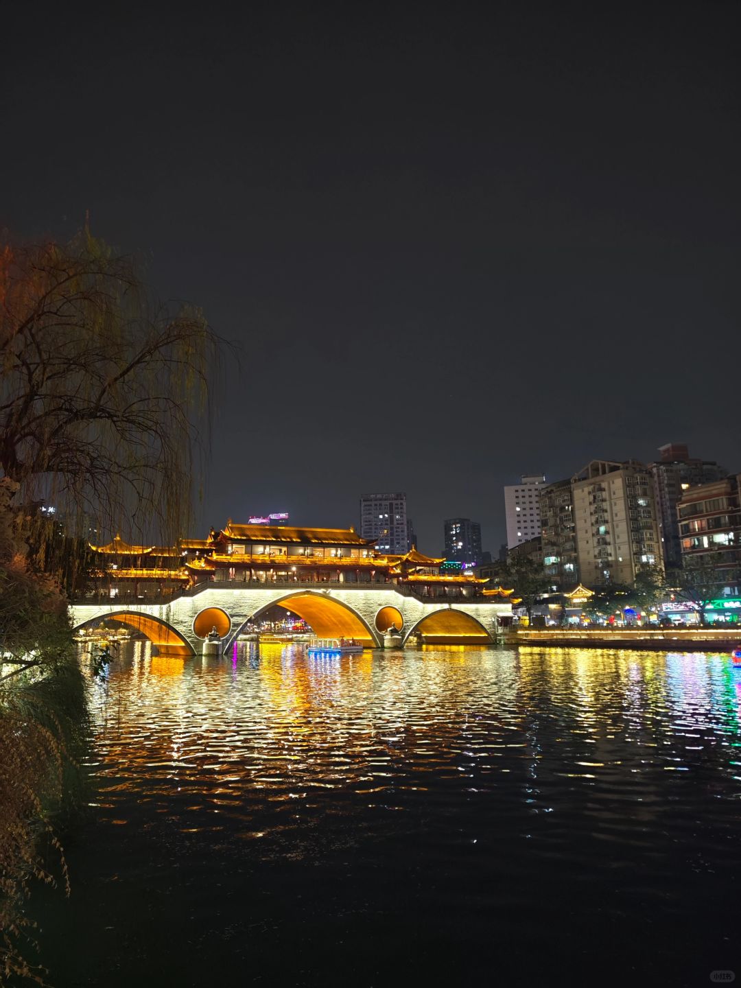 Chengdu/Chongqing-The bars near Chengdu East Gate wharf are very busy, but there are too many people!