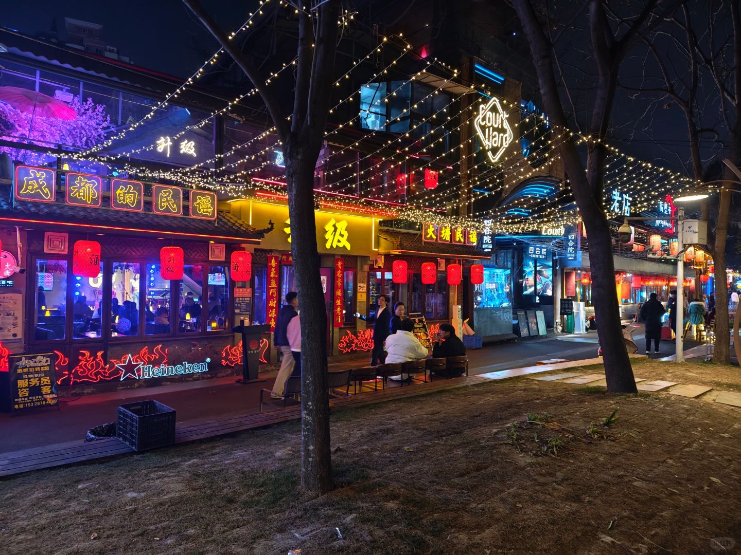 Chengdu/Chongqing-The bars near Chengdu East Gate wharf are very busy, but there are too many people!