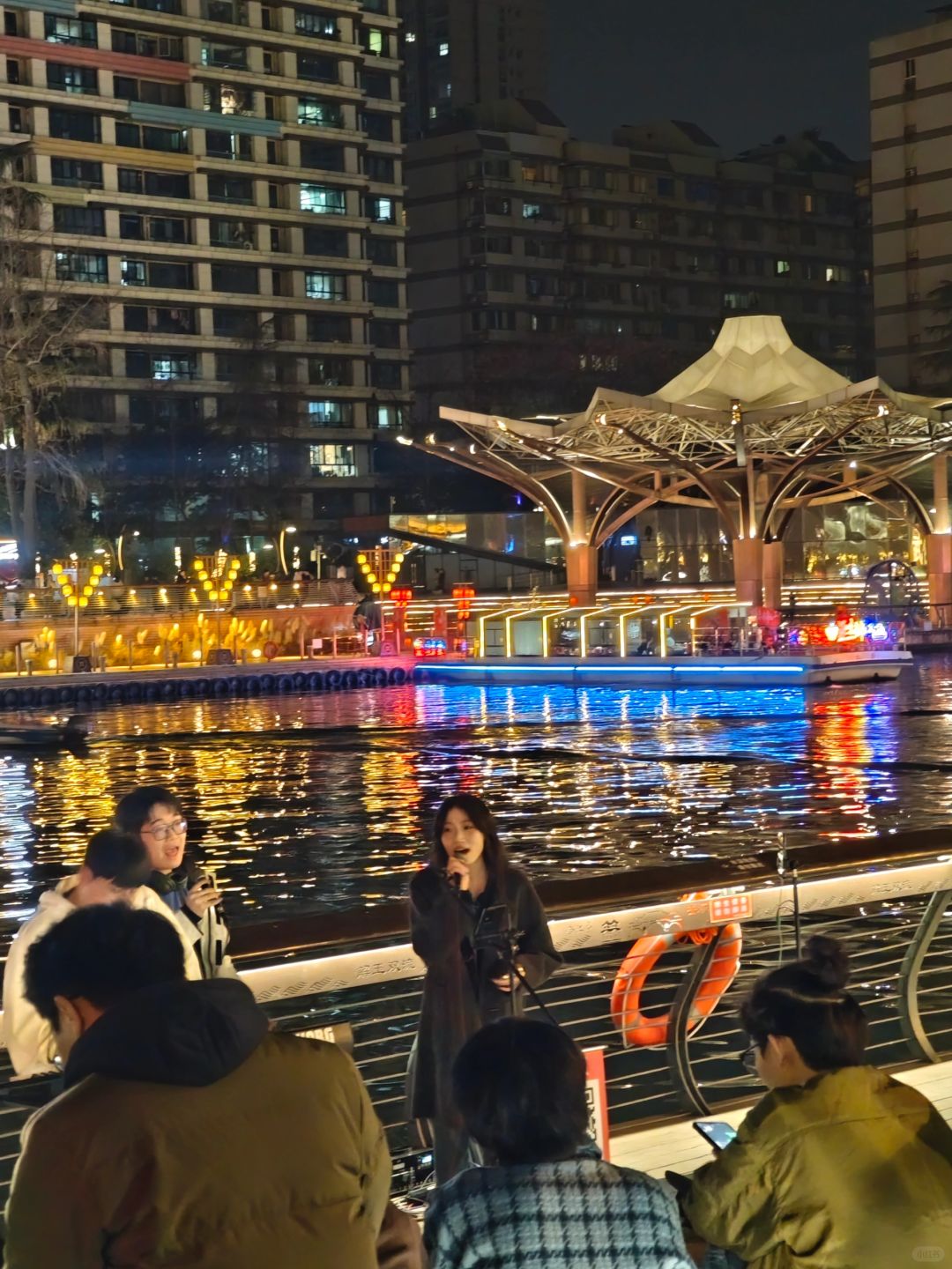 Chengdu/Chongqing-The bars near Chengdu East Gate wharf are very busy, but there are too many people!