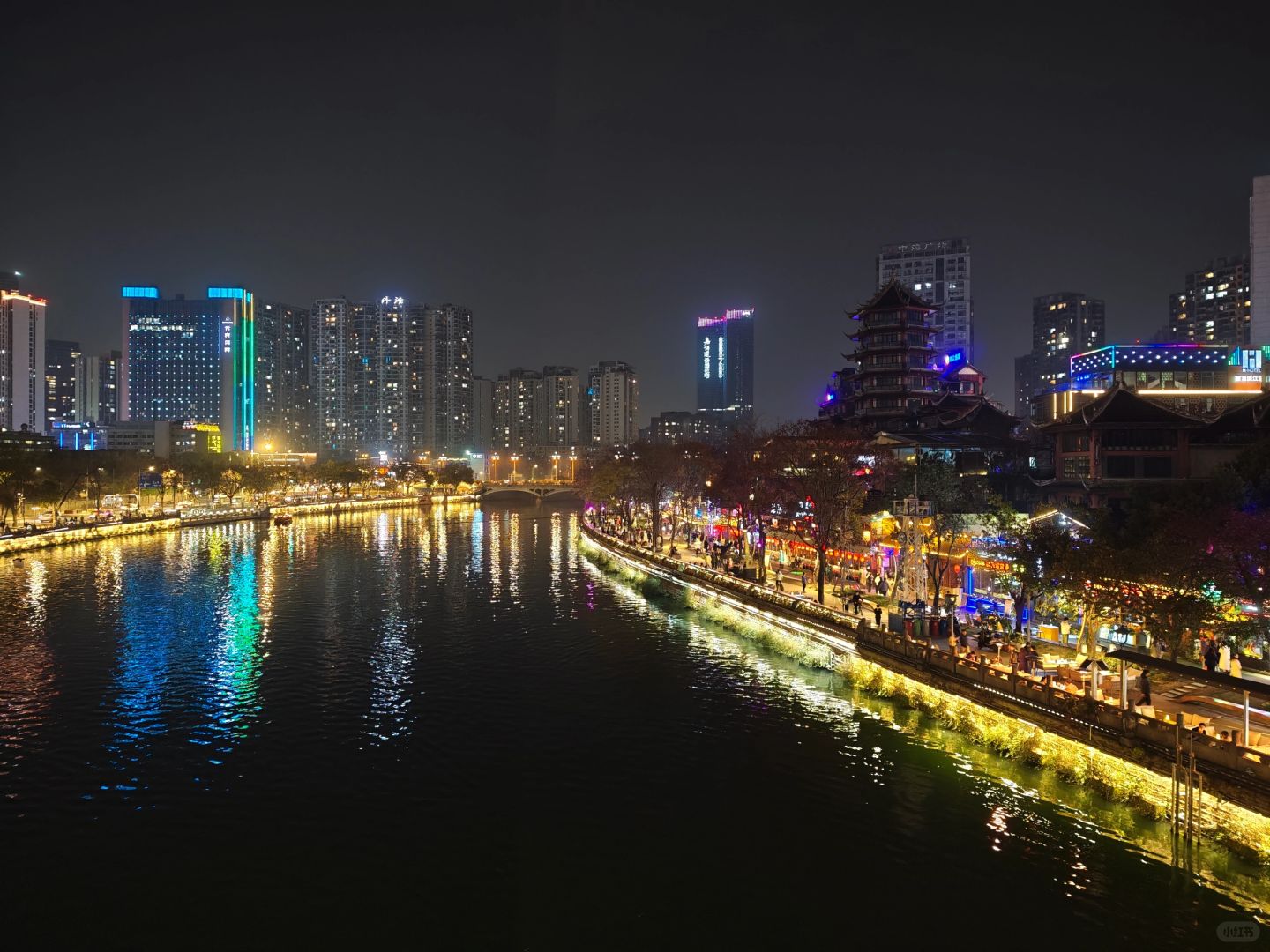 Chengdu/Chongqing-The bars near Chengdu East Gate wharf are very busy, but there are too many people!