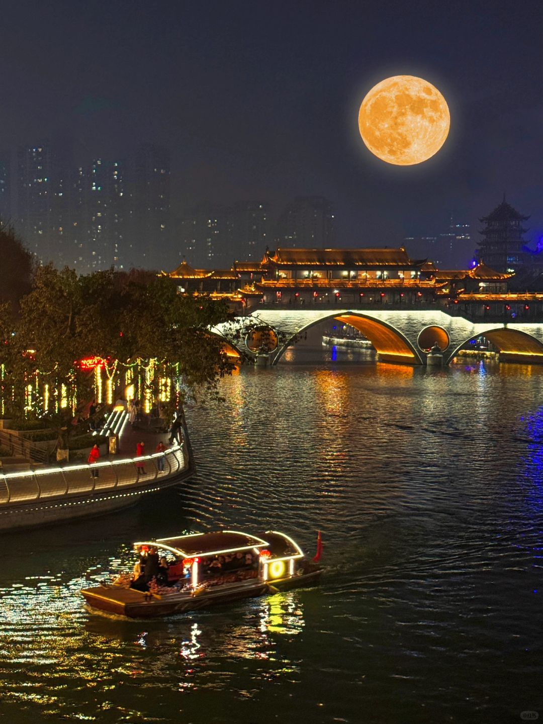 Chengdu/Chongqing-At the East Gate Wharf in Chengdu, there are many interesting pedestrian streets and photography spots along the way!