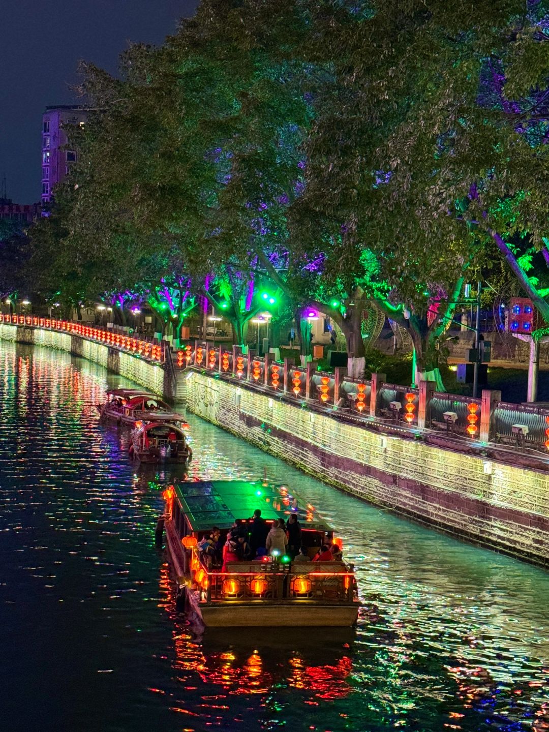 Chengdu/Chongqing-At the East Gate Wharf in Chengdu, there are many interesting pedestrian streets and photography spots along the way!