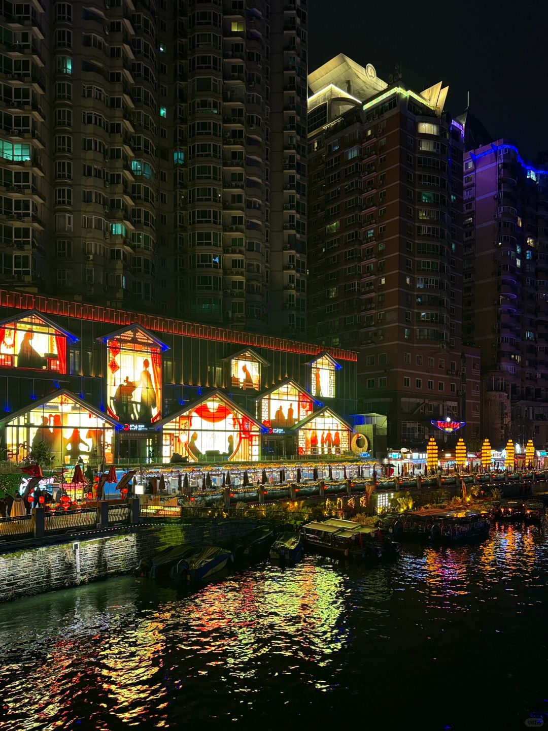 Chengdu/Chongqing-At the East Gate Wharf in Chengdu, there are many interesting pedestrian streets and photography spots along the way!