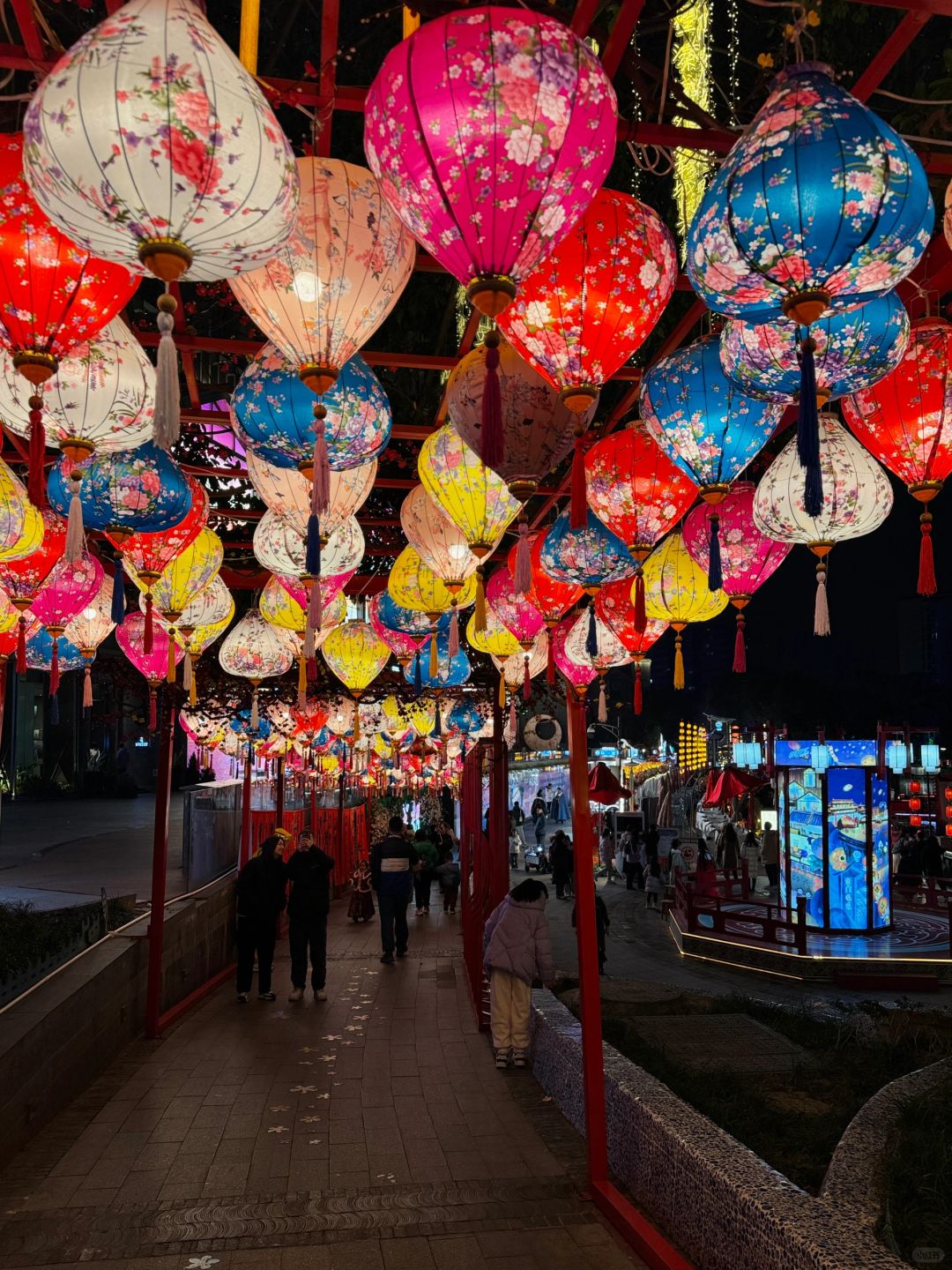 Chengdu/Chongqing-At the East Gate Wharf in Chengdu, there are many interesting pedestrian streets and photography spots along the way!