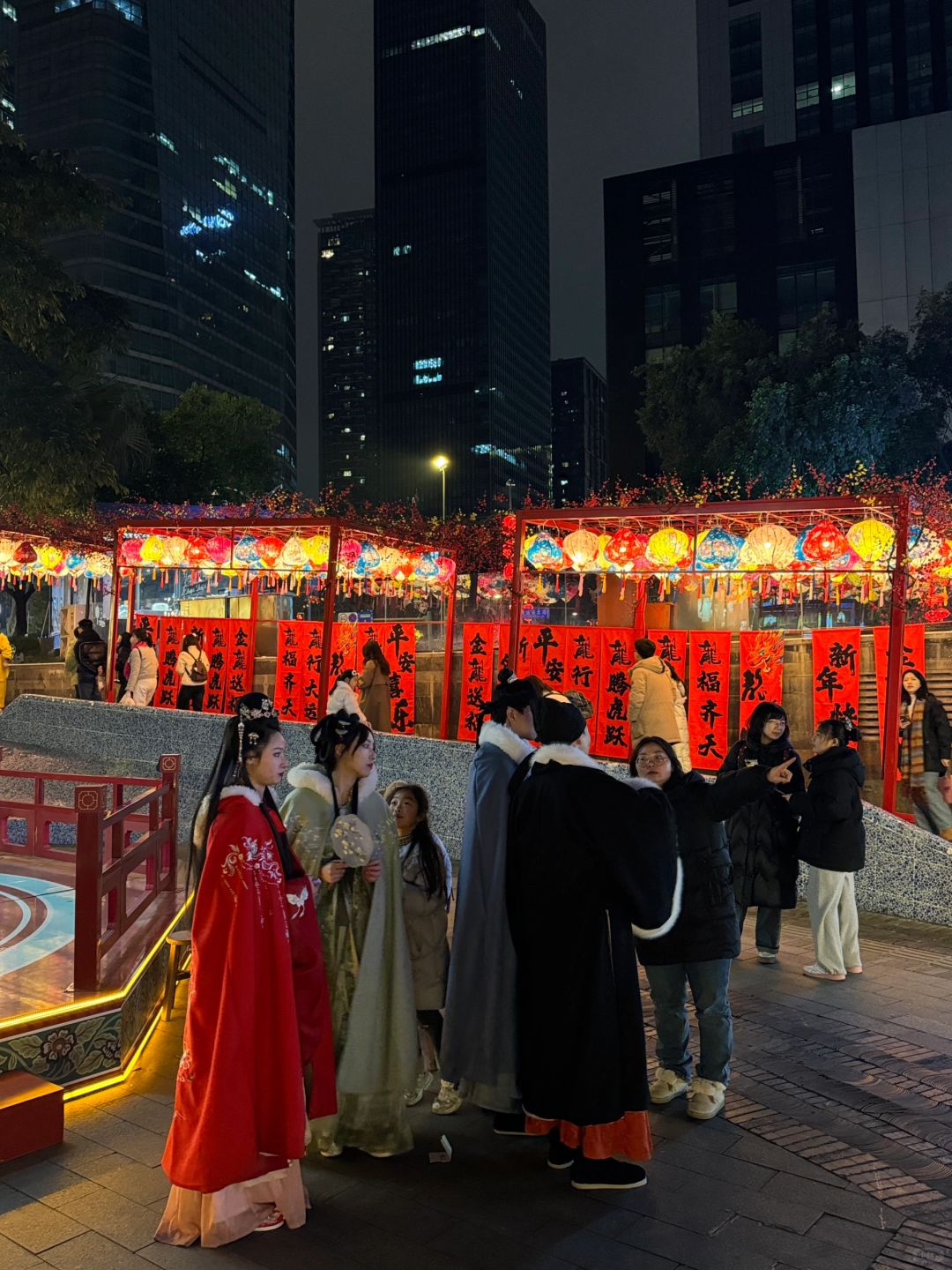 Chengdu/Chongqing-At the East Gate Wharf in Chengdu, there are many interesting pedestrian streets and photography spots along the way!