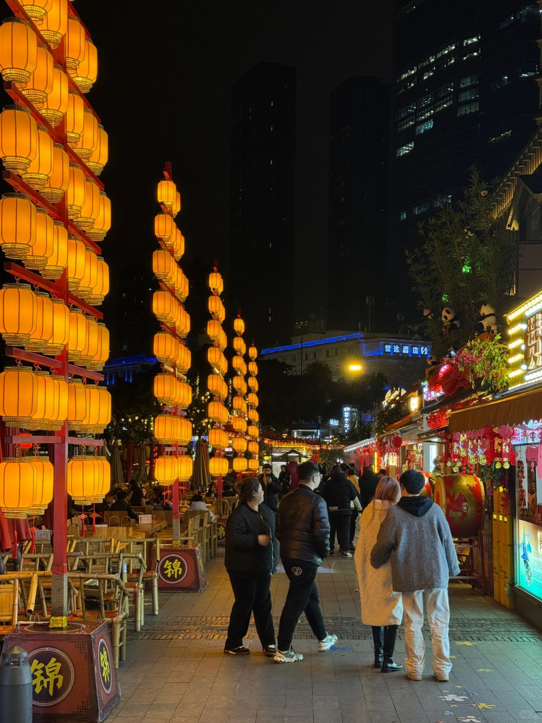 Chengdu/Chongqing-At the East Gate Wharf in Chengdu, there are many interesting pedestrian streets and photography spots along the way!