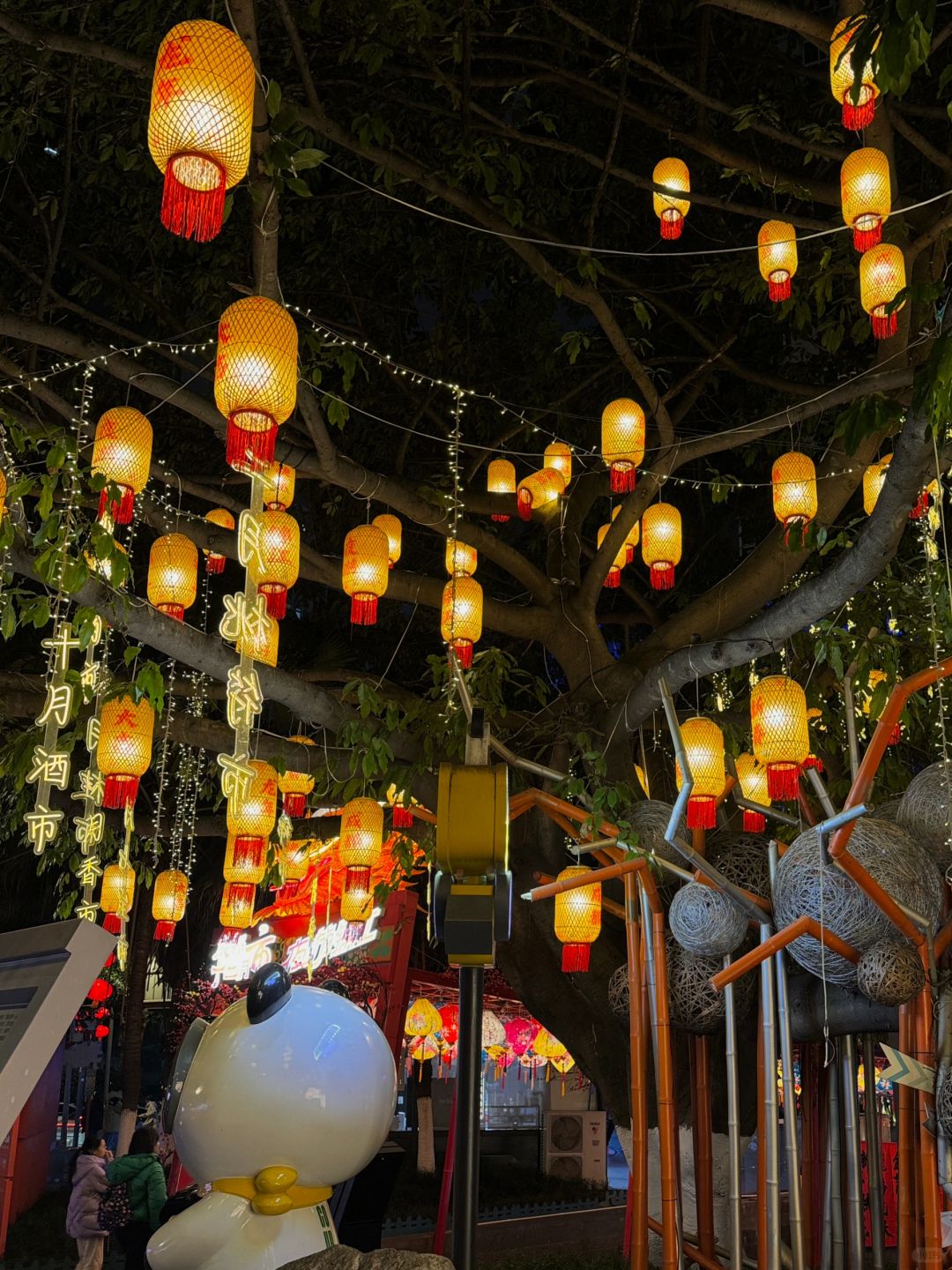 Chengdu/Chongqing-At the East Gate Wharf in Chengdu, there are many interesting pedestrian streets and photography spots along the way!