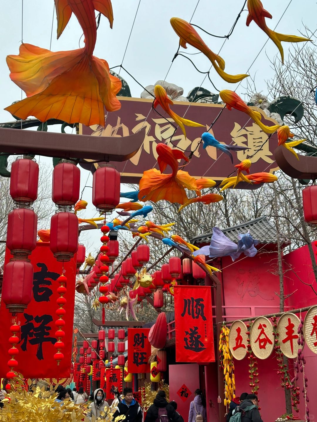 Beijing/Tianjin-Beijing Happy Valley Amusement Park, where thousands of sparks fall like raindrops, is so beautiful!