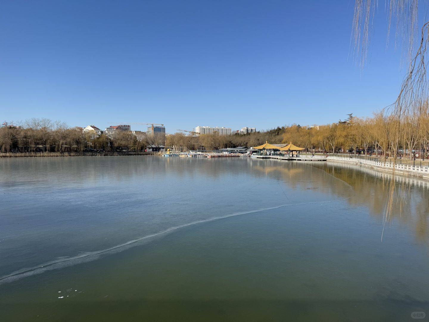 Beijing/Tianjin-Beijing Taoranting Park, there are many primary school students skiing in the big snow mountain!