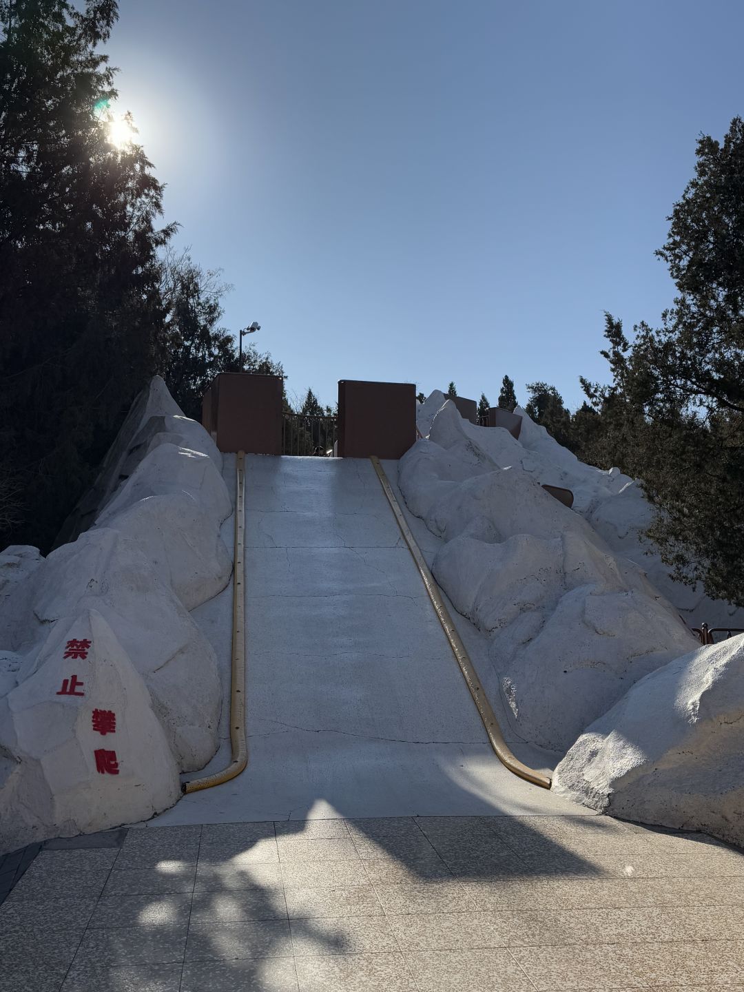 Beijing/Tianjin-Beijing Taoranting Park, there are many primary school students skiing in the big snow mountain!