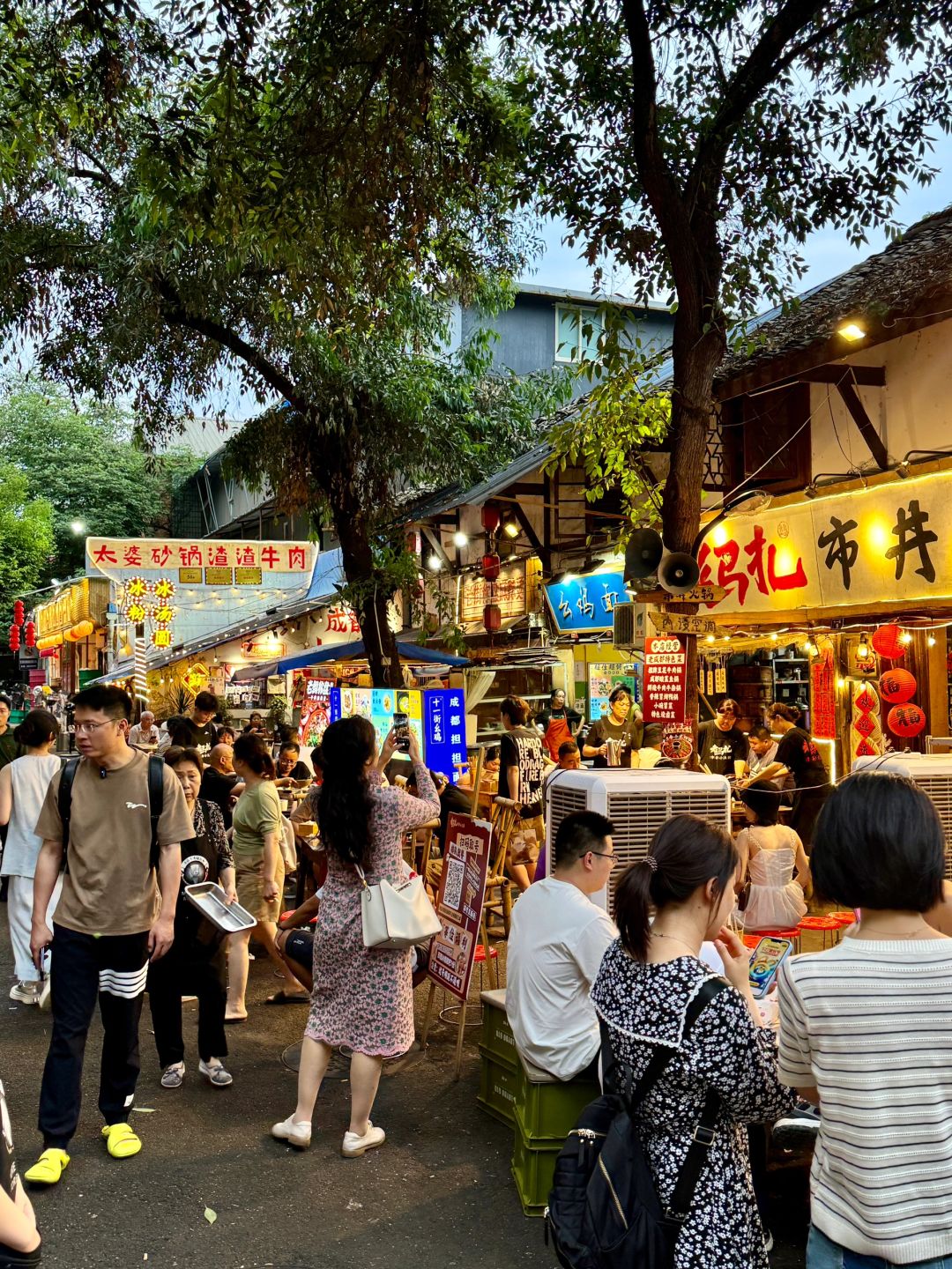 Chengdu/Chongqing-A must go when you come to Chengdu! A street of restaurants!