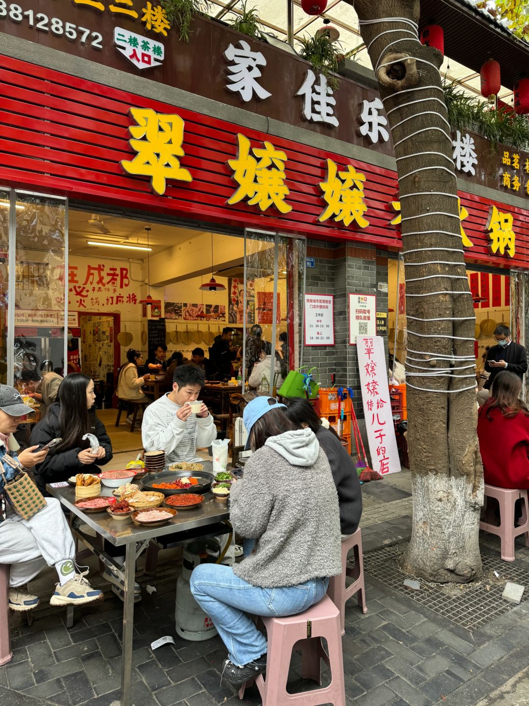 Chengdu/Chongqing-At Cui Nianniang Hot Pot Restaurant in Chengdu, the dishes are freshly cooked!