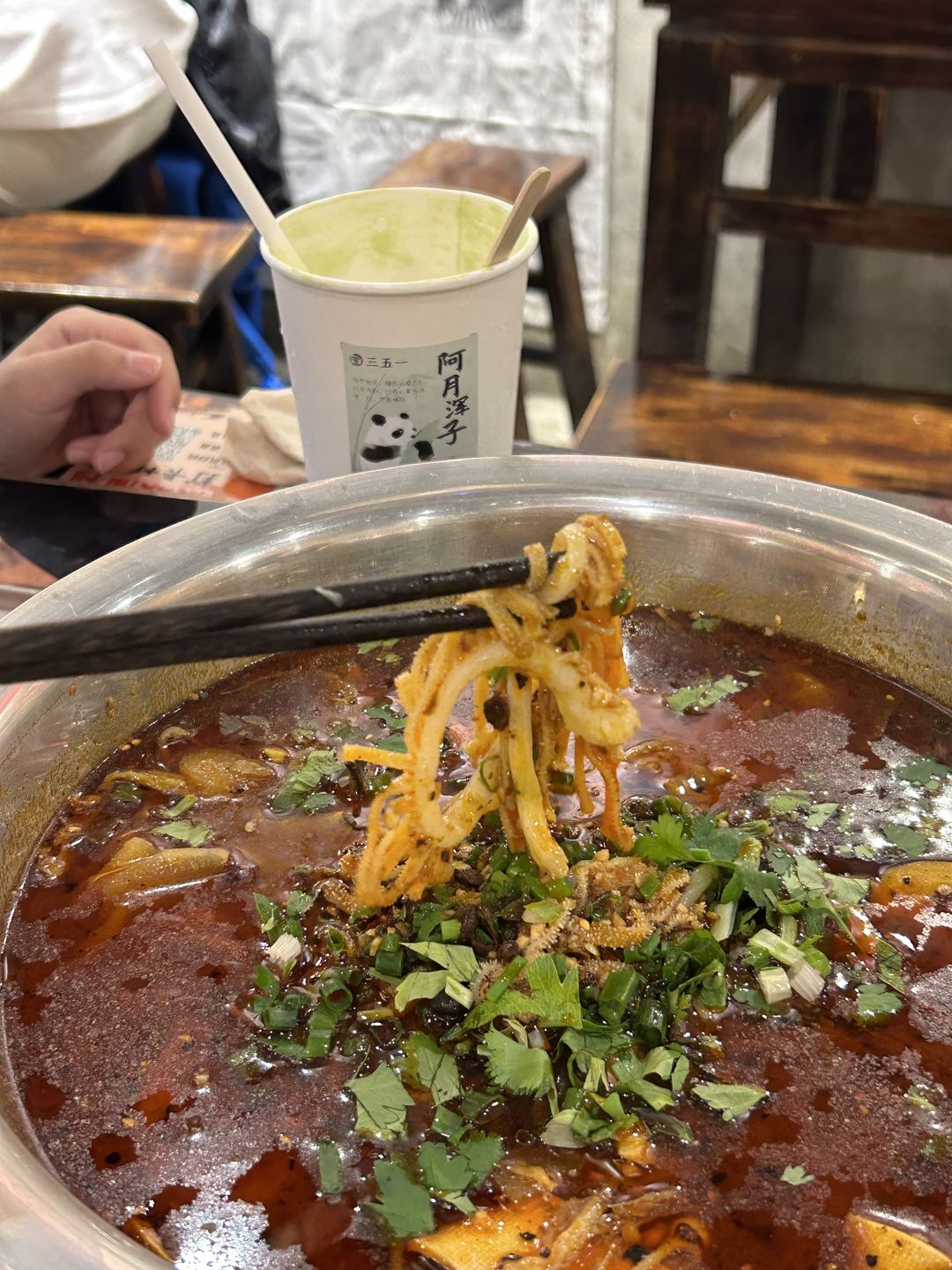 Chengdu/Chongqing-At Wuming Hoof Flower Restaurant in Chengdu, the stewed pig trotters are soft and sticky, very delicious!