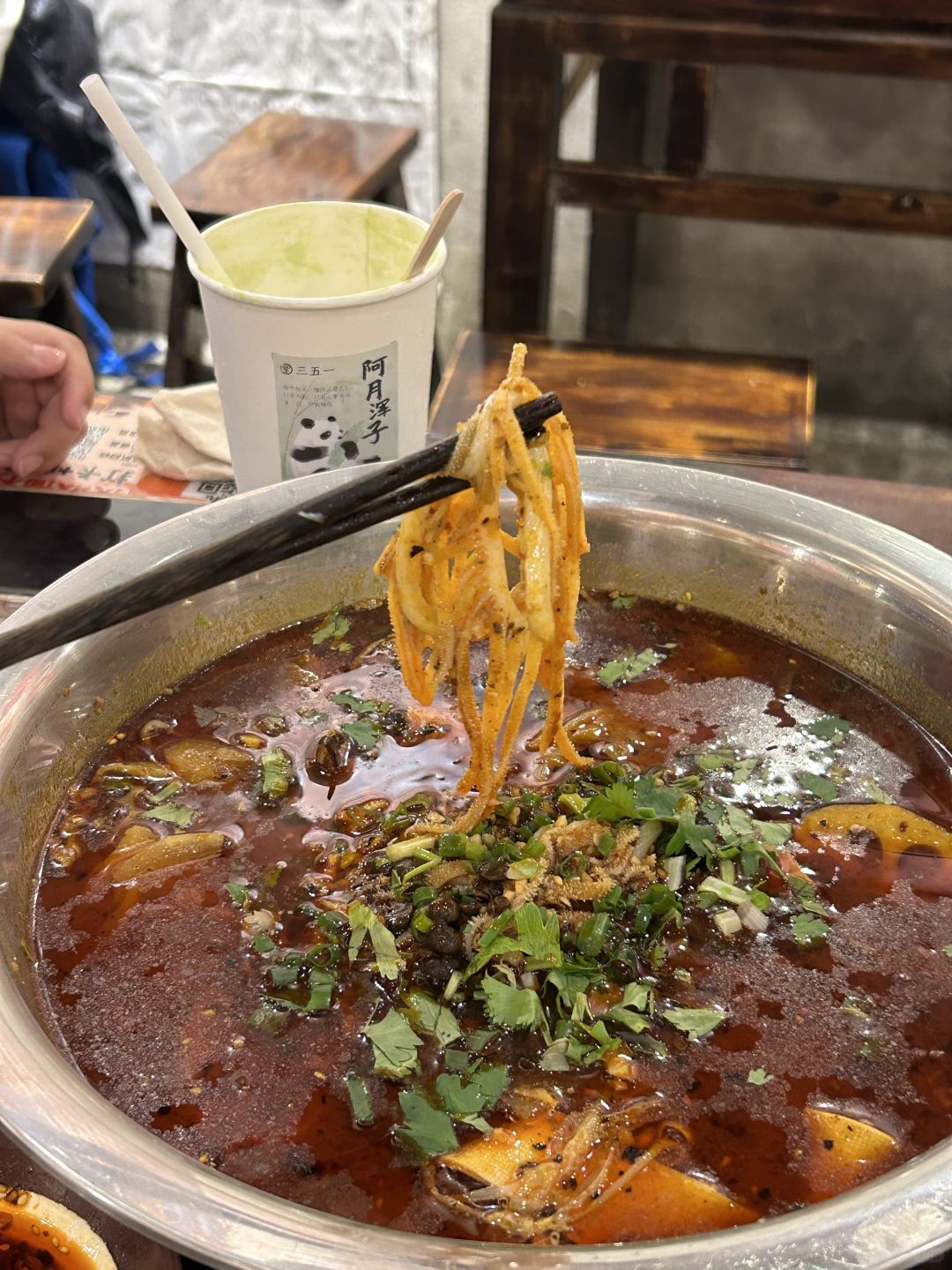 Chengdu/Chongqing-At Wuming Hoof Flower Restaurant in Chengdu, the stewed pig trotters are soft and sticky, very delicious!