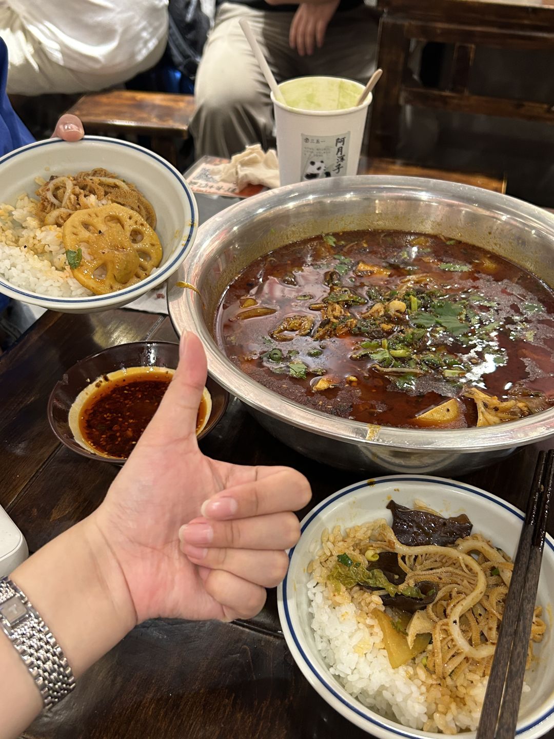 Chengdu/Chongqing-At Wuming Hoof Flower Restaurant in Chengdu, the stewed pig trotters are soft and sticky, very delicious!