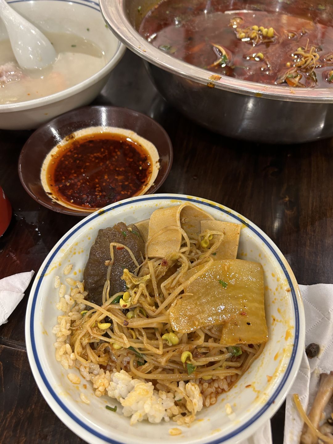 Chengdu/Chongqing-At Wuming Hoof Flower Restaurant in Chengdu, the stewed pig trotters are soft and sticky, very delicious!