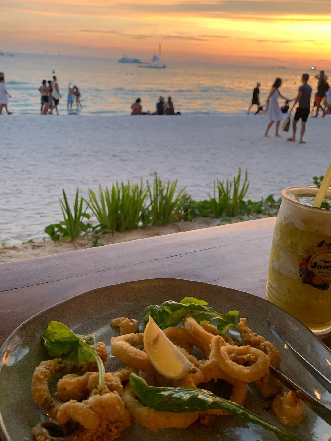 Boracay-Jony’s or MAYA’s, Bali sea view restaurant, few people, quiet, no noise