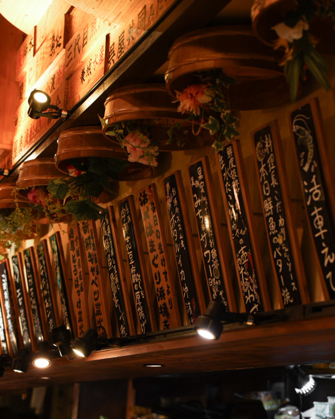 Okinawa-Meri no Ginji·Shintoshin Honpo:Enjoy delicious dishes in the beautiful wooden