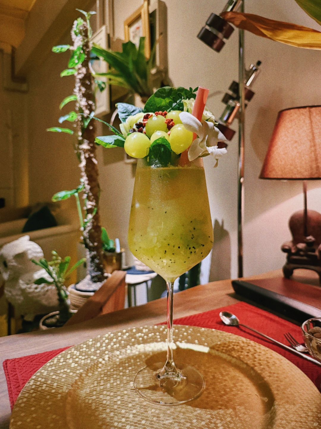 Okinawa-BAR Owl バーアウル: pineapple + kiwi,cocktail giving a strong visual shock