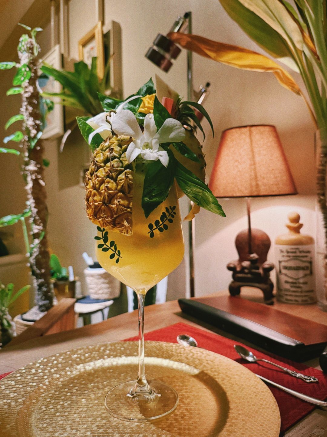 Okinawa-BAR Owl バーアウル: pineapple + kiwi,cocktail giving a strong visual shock