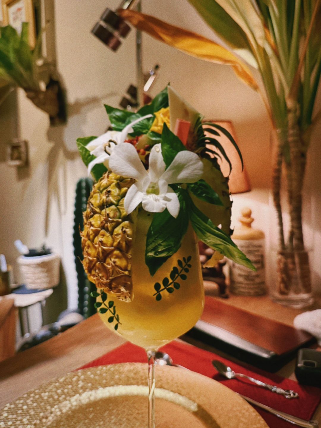 Okinawa-BAR Owl バーアウル: pineapple + kiwi,cocktail giving a strong visual shock