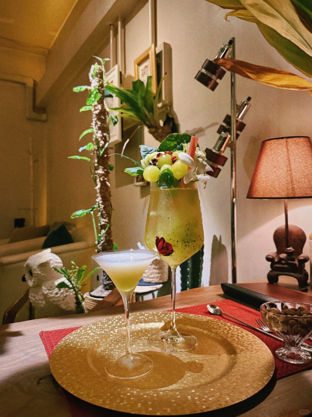 Okinawa-BAR Owl バーアウル: pineapple + kiwi,cocktail giving a strong visual shock