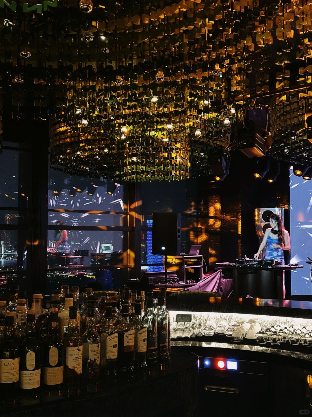 Shanghai/Hangzhou-At the MGM SKY59 bar in Shanghai, the roof is so beautiful, it's a decadent beauty!