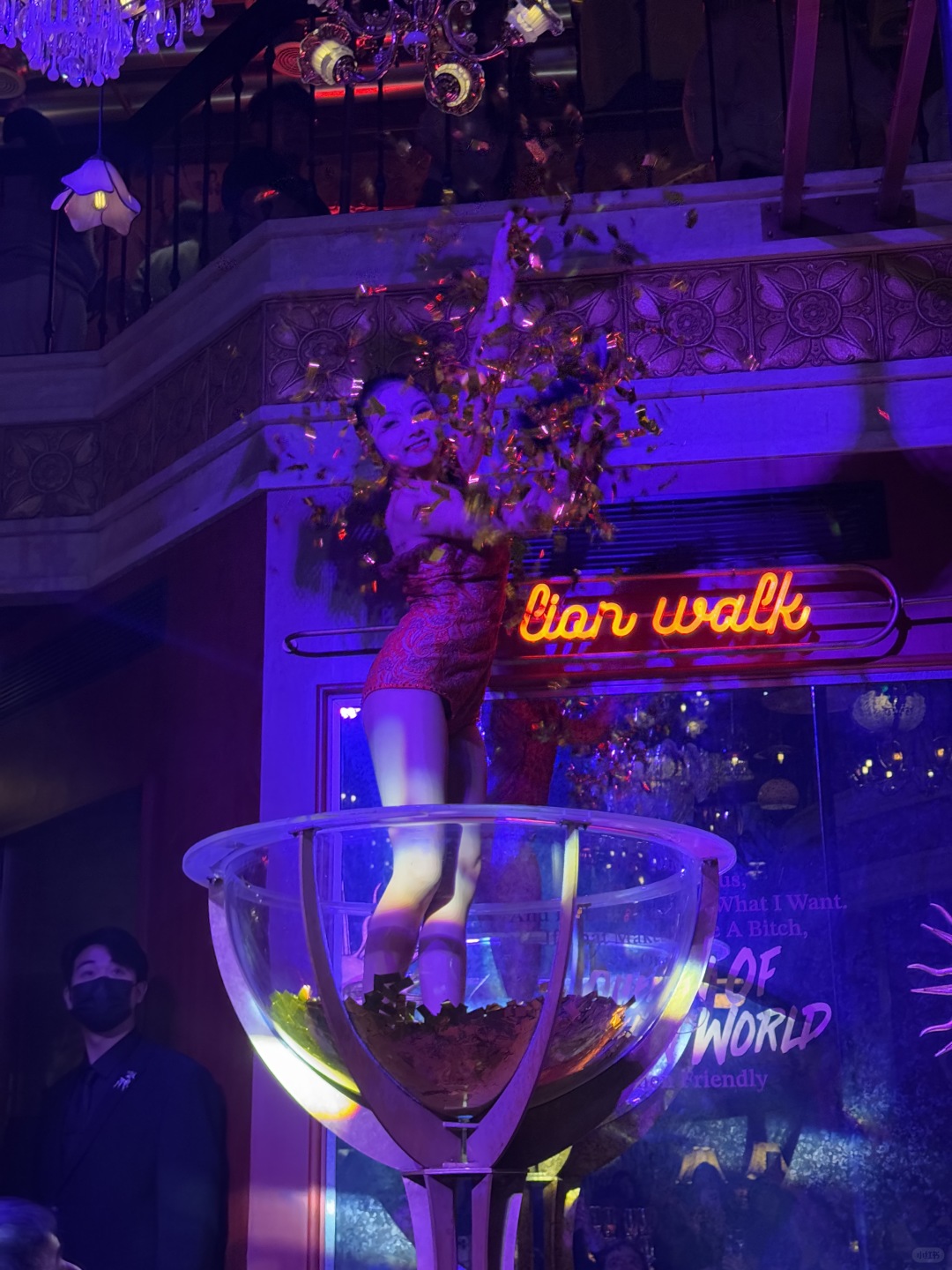 Chengdu/Chongqing-At Bawall Bar in Chengdu, acrobatic performances are exciting and Dj is also cool!