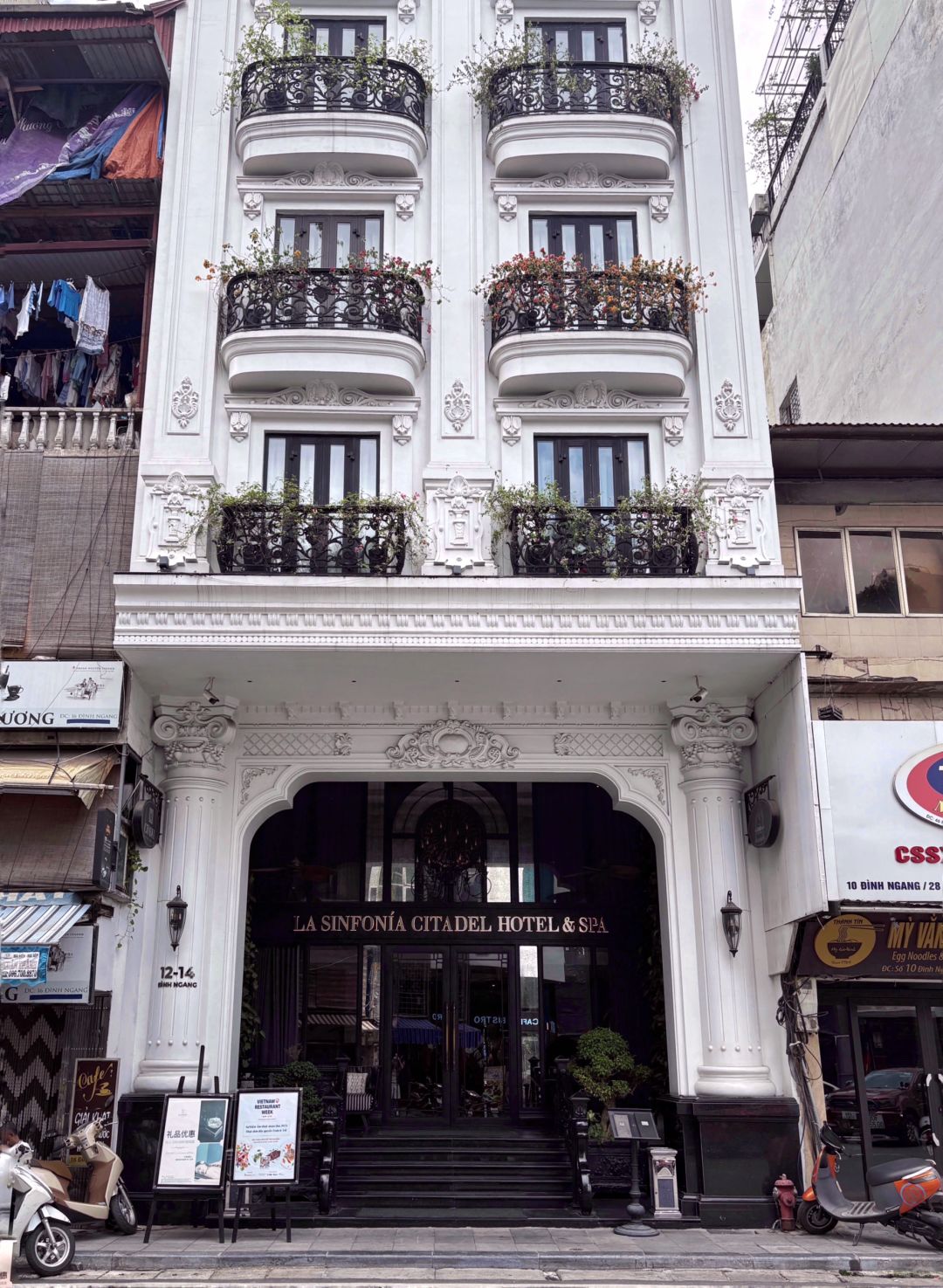 Hanoi-La Sinfonia Citadel Hotel, French hotel only 500 meters away from the popular train street