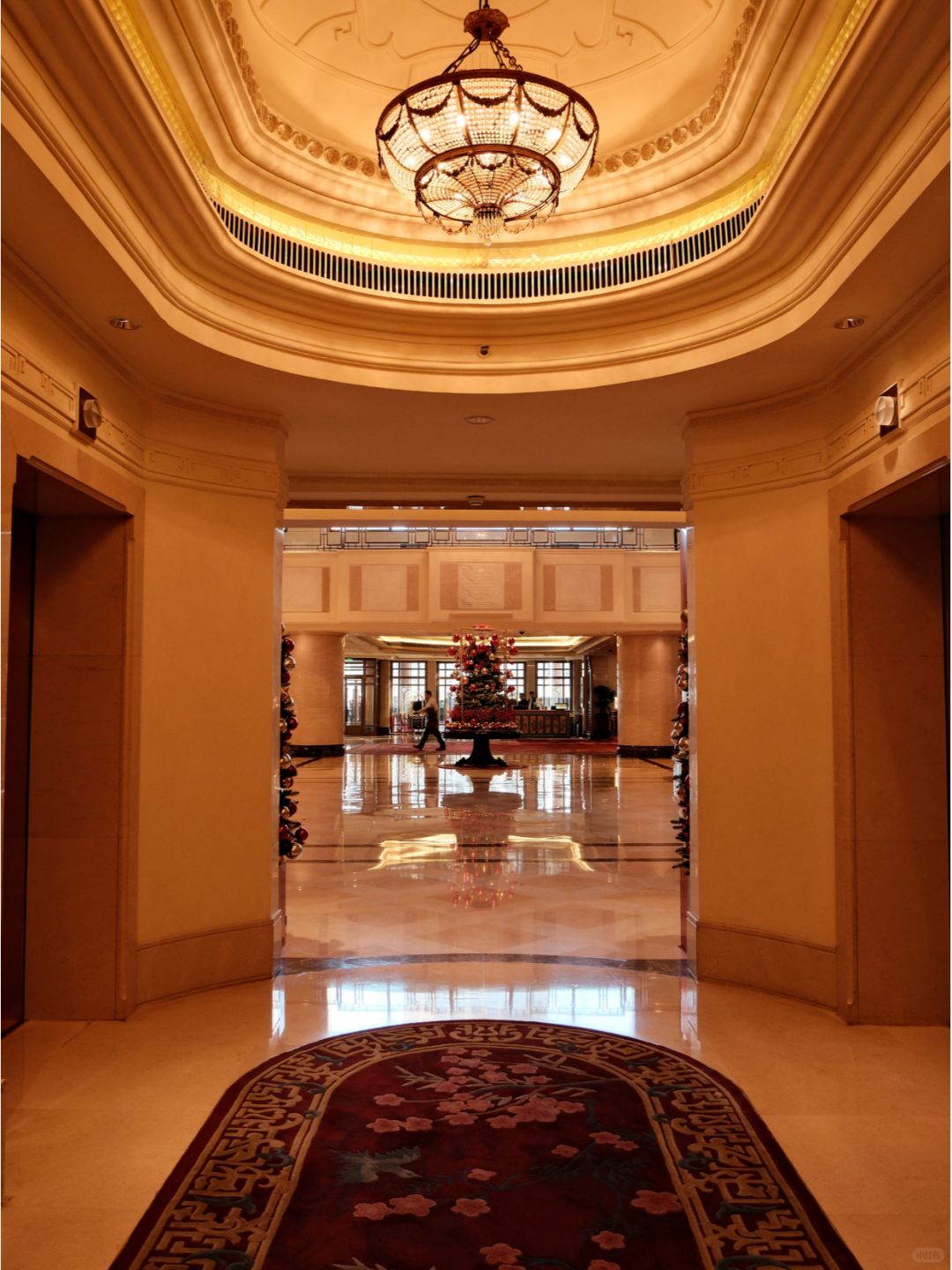 Beijing/Tianjin-The entrance of Beijing Shangri La Hotel is very warm, elegant, and refined!