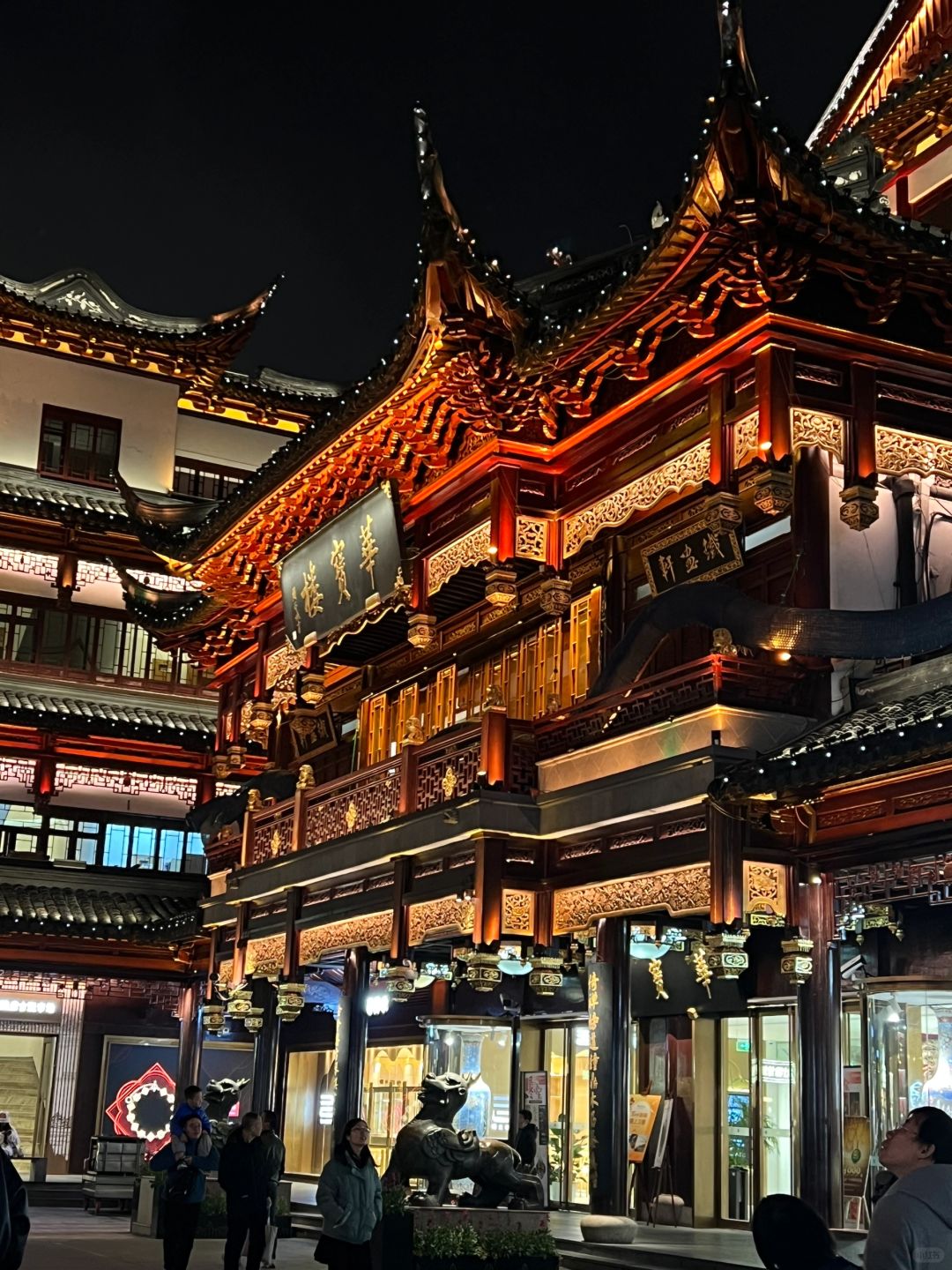 Shanghai/Hangzhou-The Yu Garden Tourist Area in Shanghai has beautiful night scenery and delicious special food!