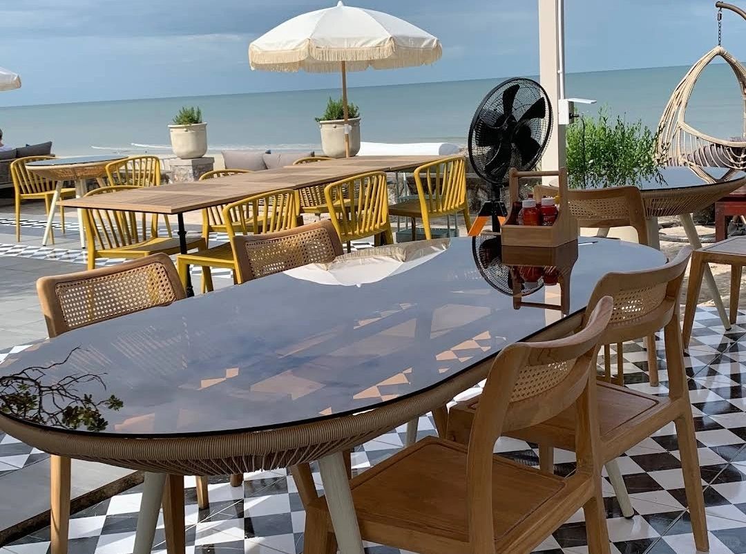 Hua Hin-Casa di Laciana al mare, Hua Hin beach restaurant, you may meet members of the royal family