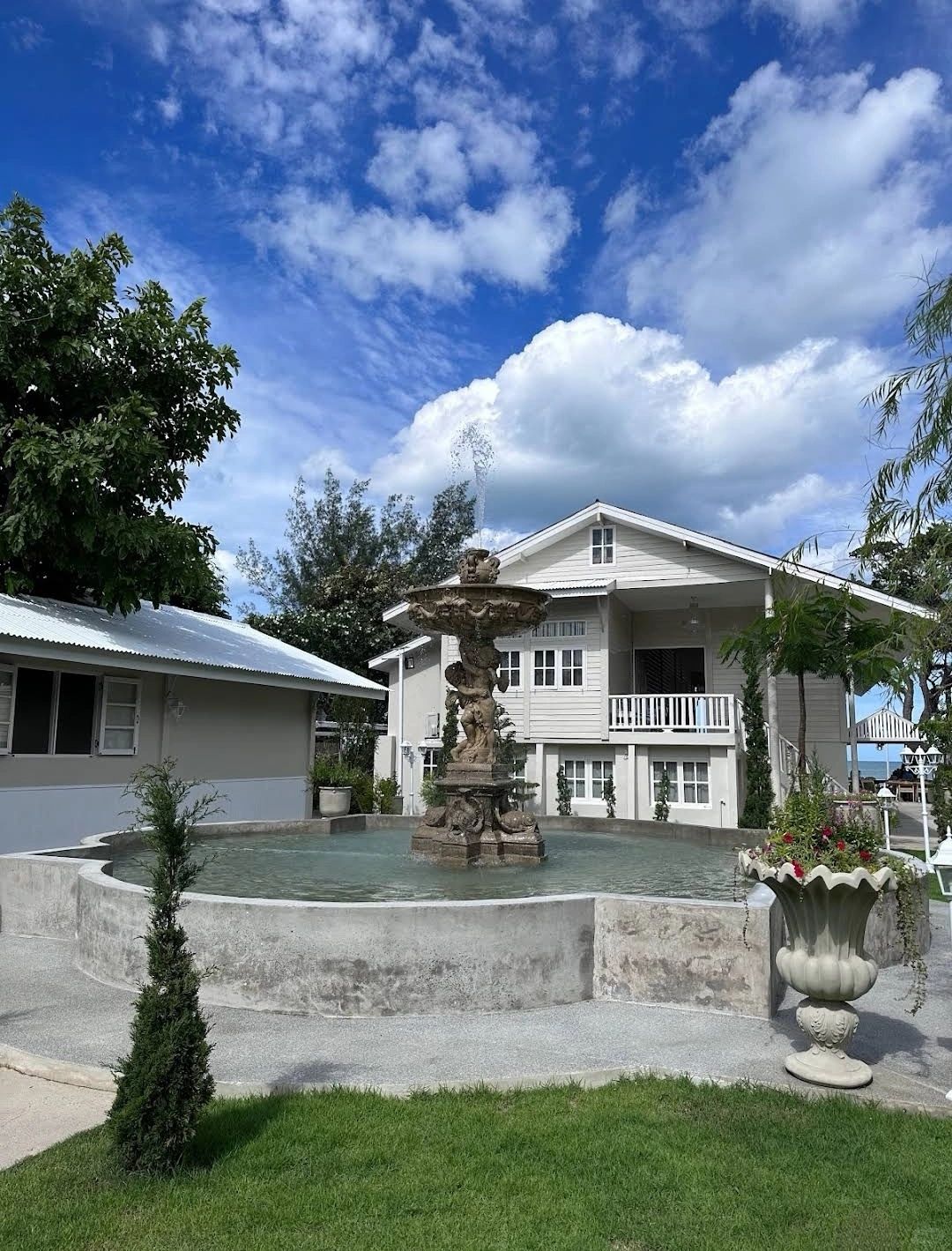 Hua Hin-Casa di Laciana al mare, Hua Hin beach restaurant, you may meet members of the royal family