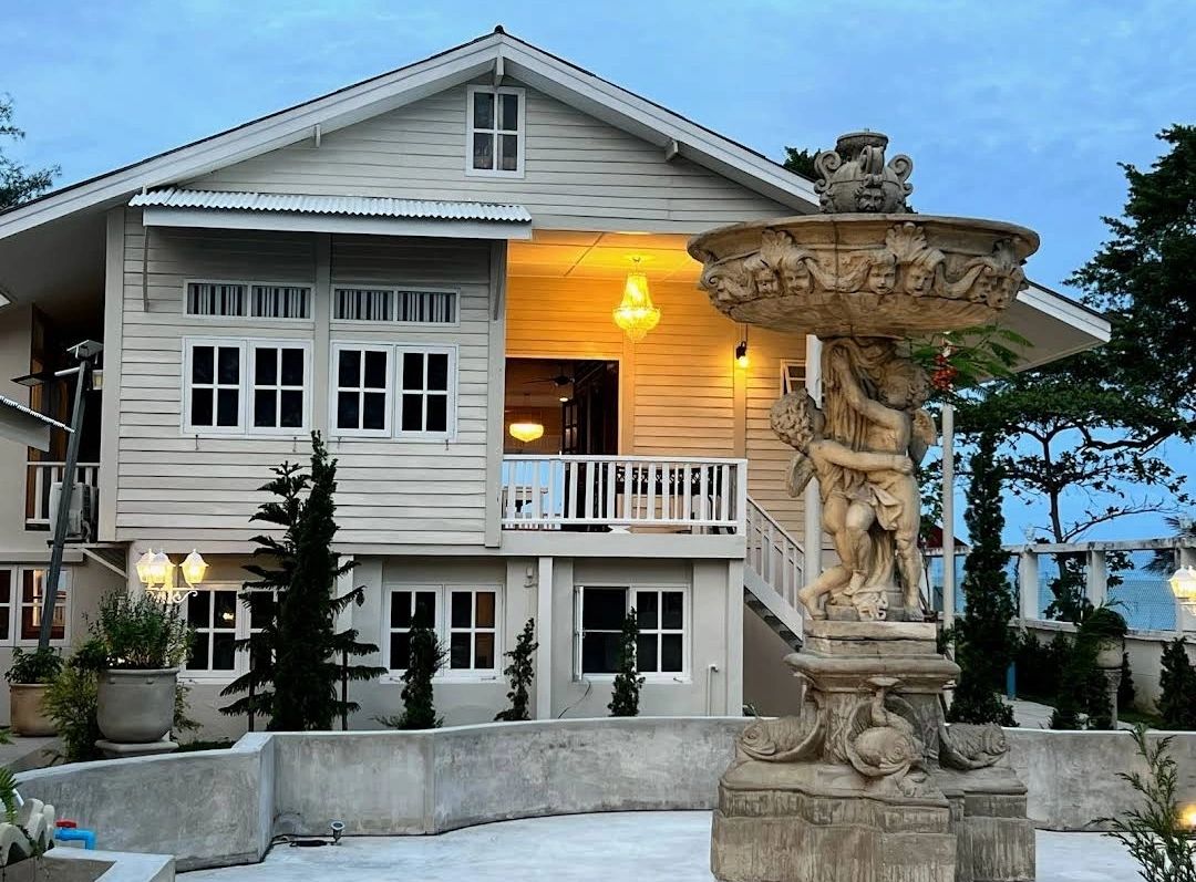 Hua Hin-Casa di Laciana al mare, Hua Hin beach restaurant, you may meet members of the royal family