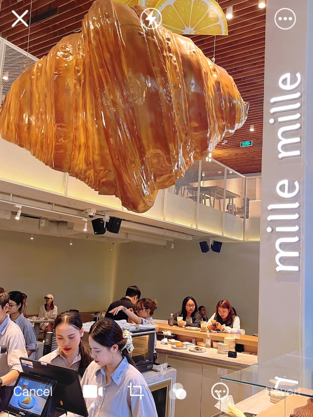 Ho Chi Minh-Mille Mille🥐, a popular coffee shop in Ho Chi Minh, has lovely croissants on the ceiling