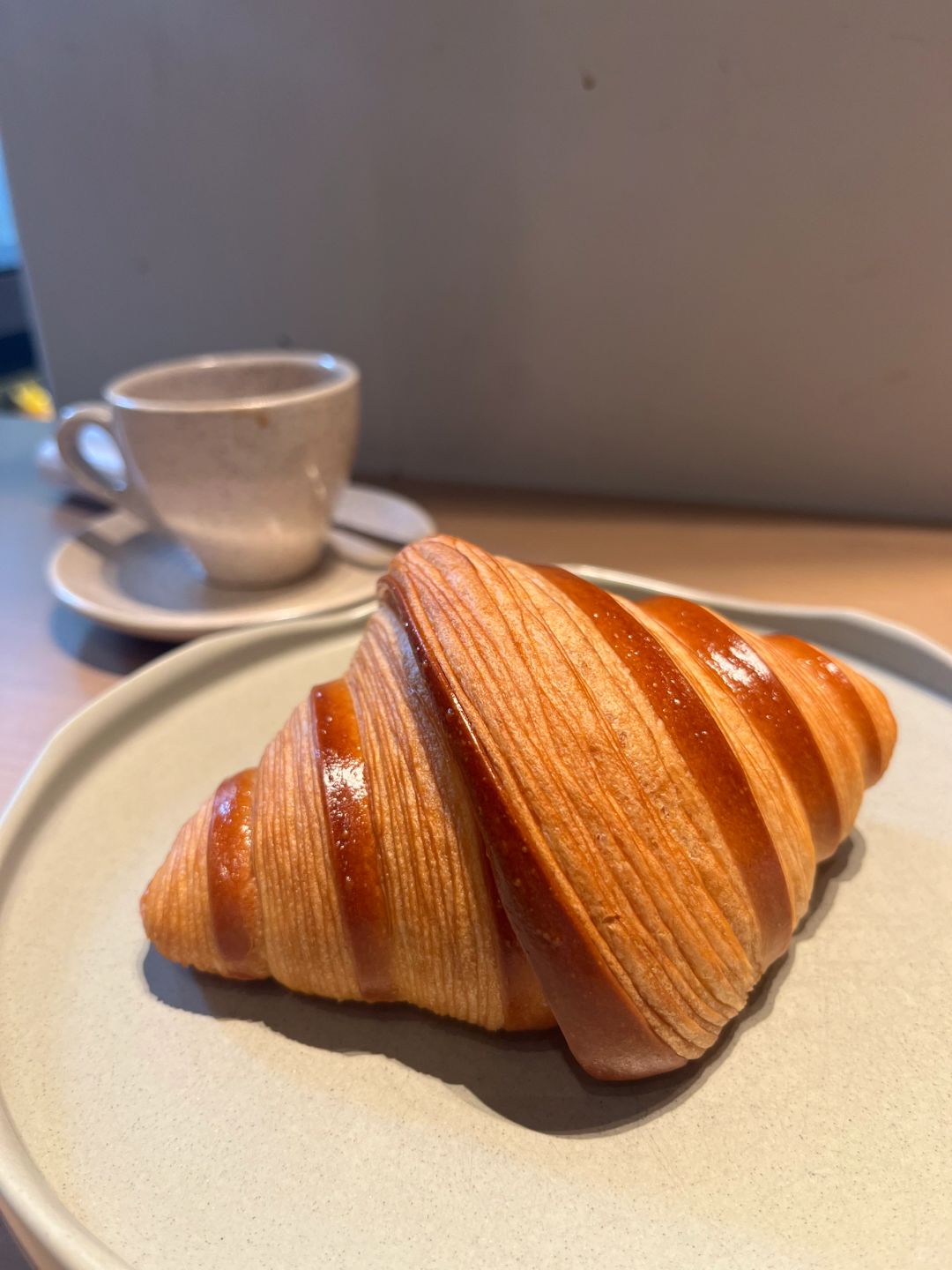 Ho Chi Minh-Mille Mille🥐, a popular coffee shop in Ho Chi Minh, has lovely croissants on the ceiling