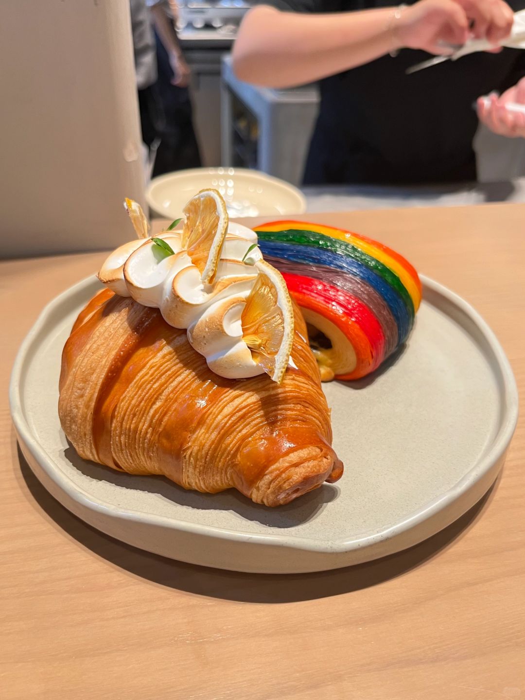 Ho Chi Minh-Mille Mille🥐, a popular coffee shop in Ho Chi Minh, has lovely croissants on the ceiling