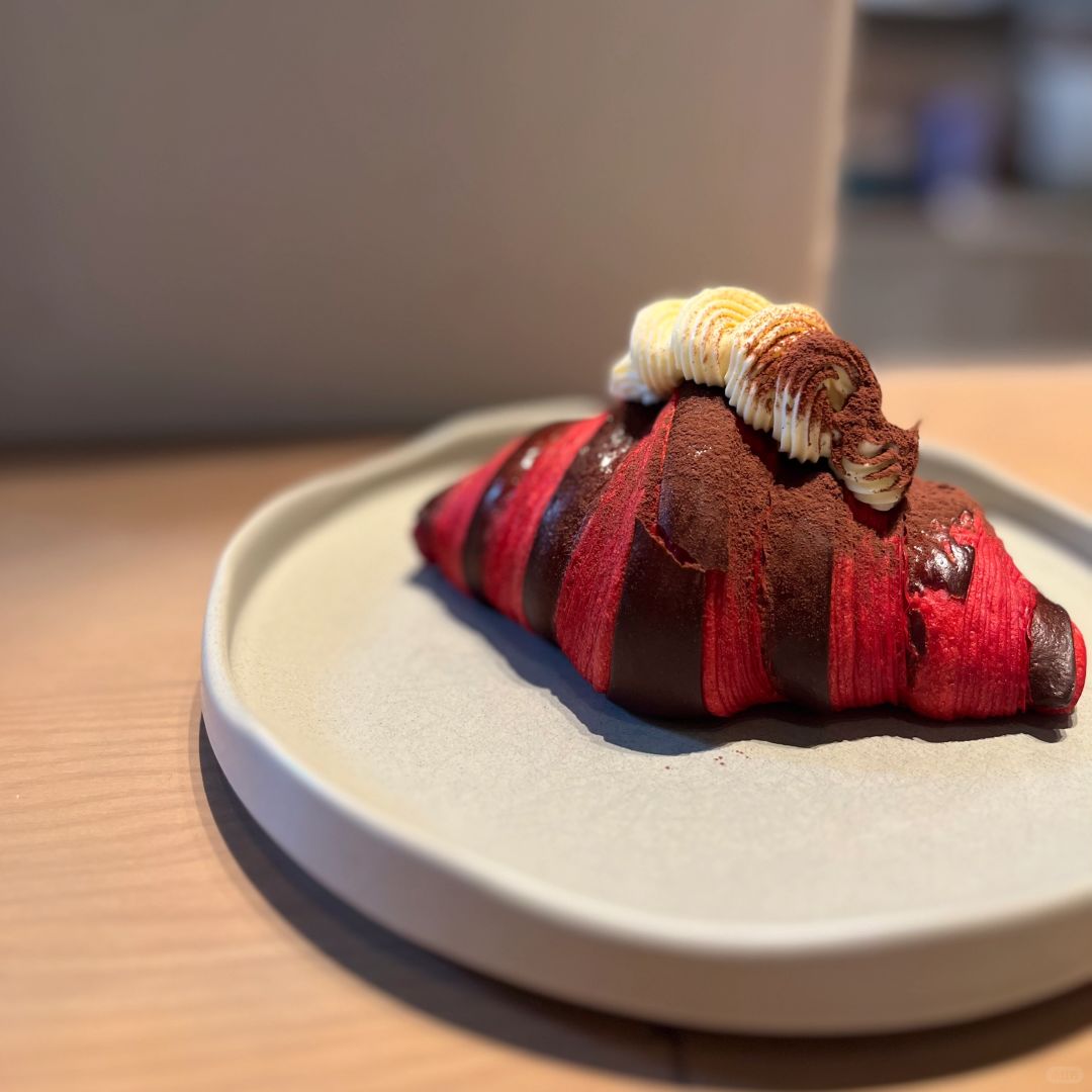 Ho Chi Minh-Mille Mille🥐, a popular coffee shop in Ho Chi Minh, has lovely croissants on the ceiling