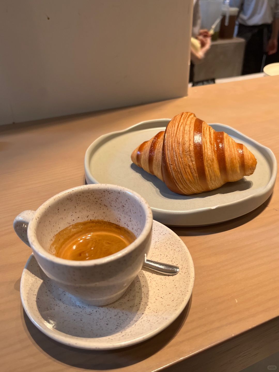 Ho Chi Minh-Mille Mille🥐, a popular coffee shop in Ho Chi Minh, has lovely croissants on the ceiling