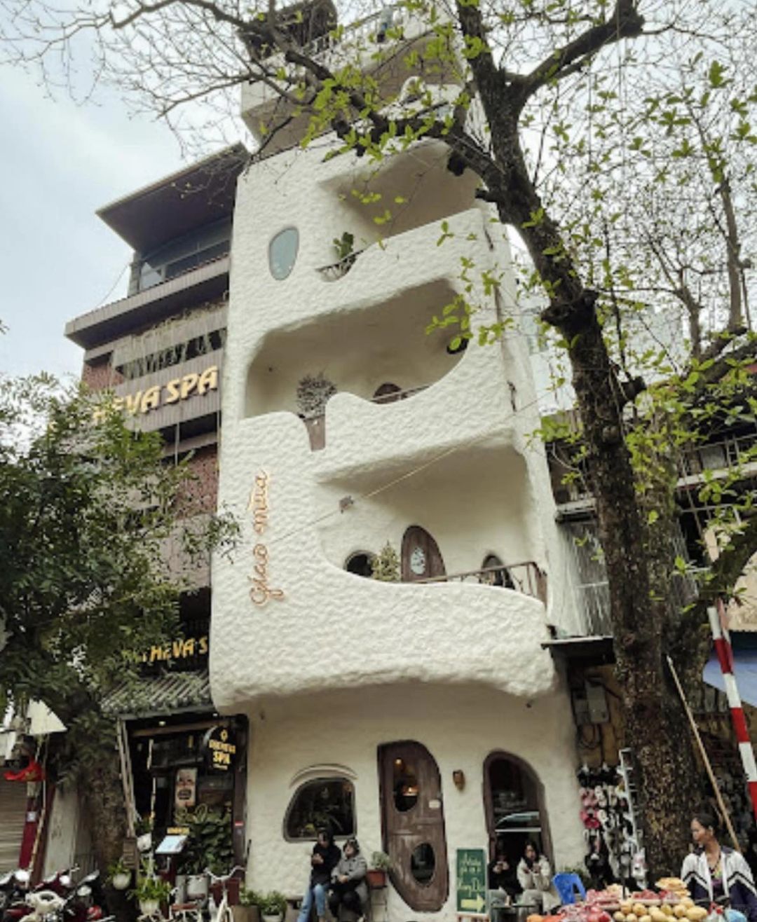 Hanoi-Giao Mùa Coffee, the decoration style makes people feel like walking into a fairy tale world