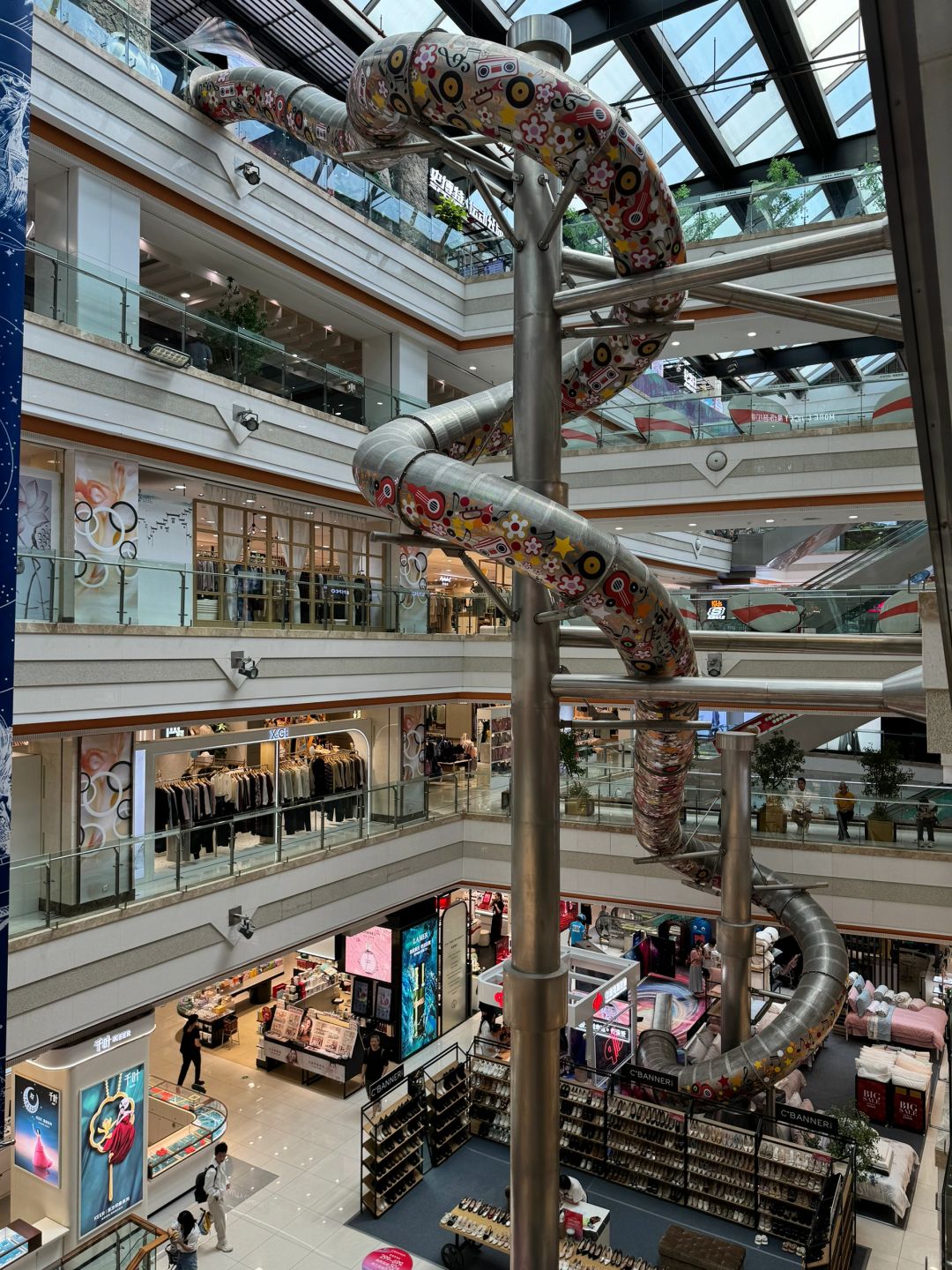 Shanghai/Hangzhou-At Shanghai，Come to Paris Spring Universal Store to see the super high indoor slide