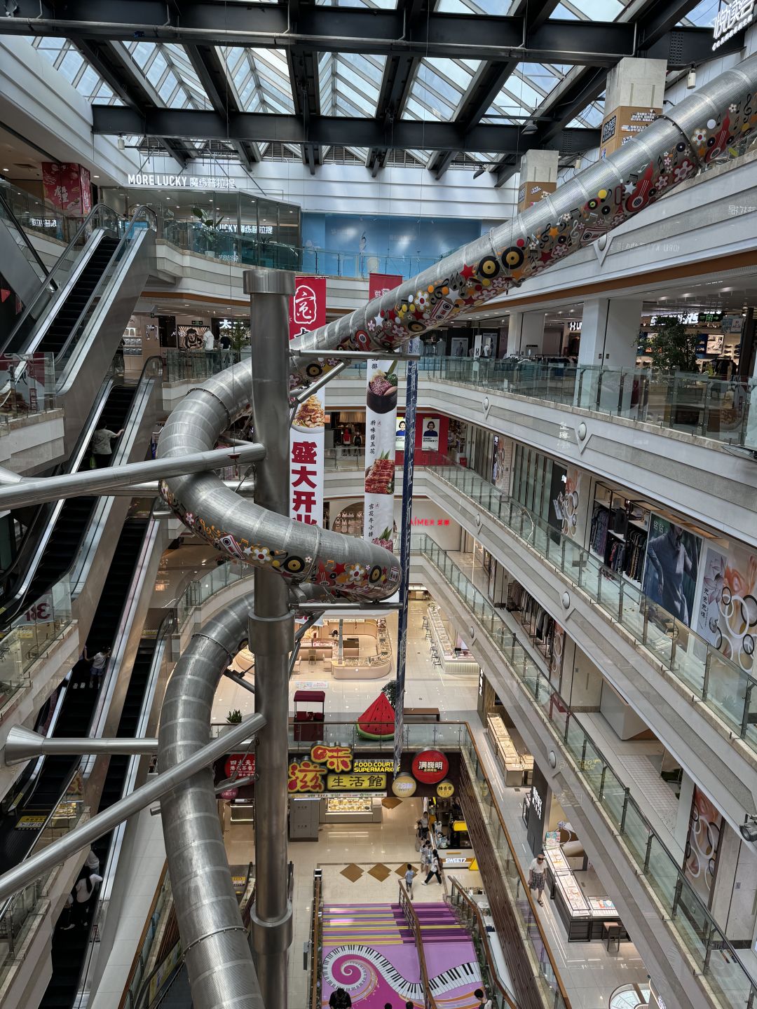 Shanghai/Hangzhou-At Shanghai，Come to Paris Spring Universal Store to see the super high indoor slide