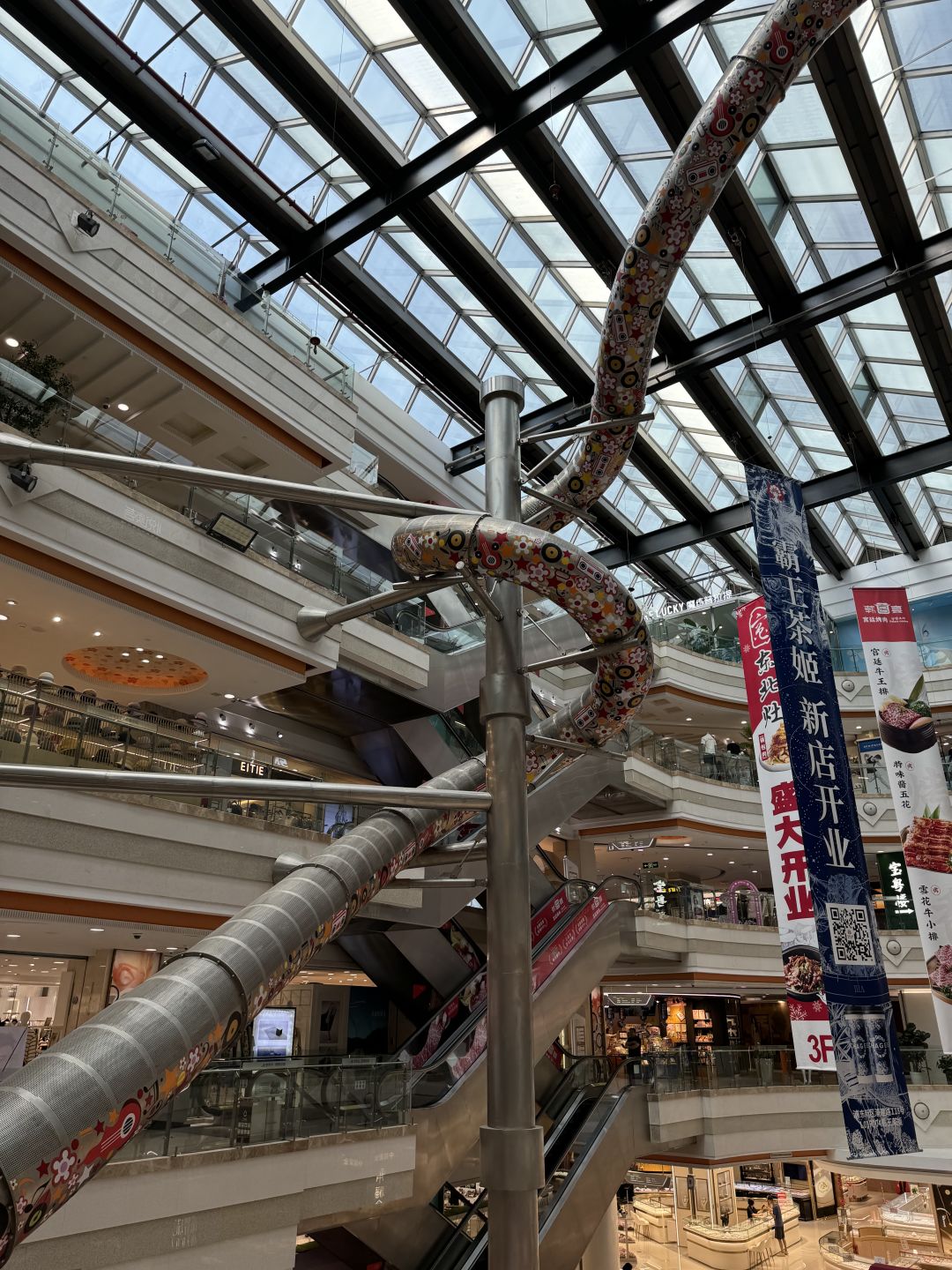 Shanghai/Hangzhou-At Shanghai，Come to Paris Spring Universal Store to see the super high indoor slide