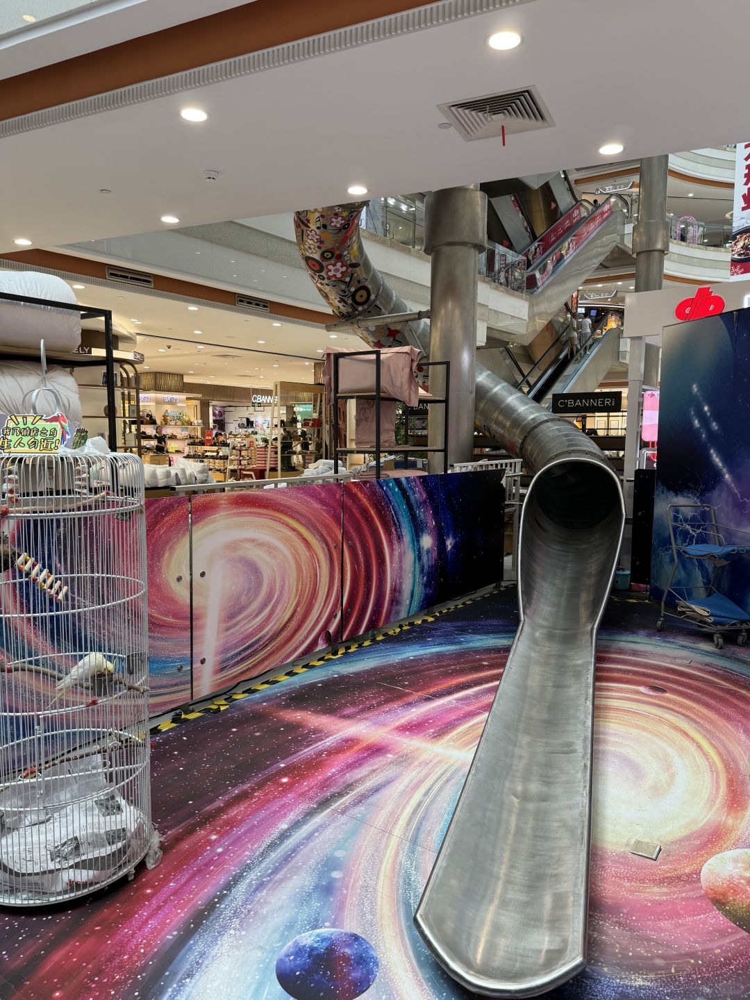 Shanghai/Hangzhou-At Shanghai，Come to Paris Spring Universal Store to see the super high indoor slide